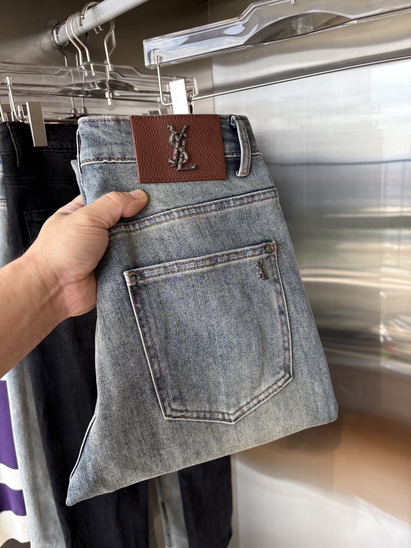 超级有范儿的一款牛仔裤，定制原版水洗牛仔面料，独特设计，顶级刺绣工艺字母图案logo，原版五金辅料装饰，