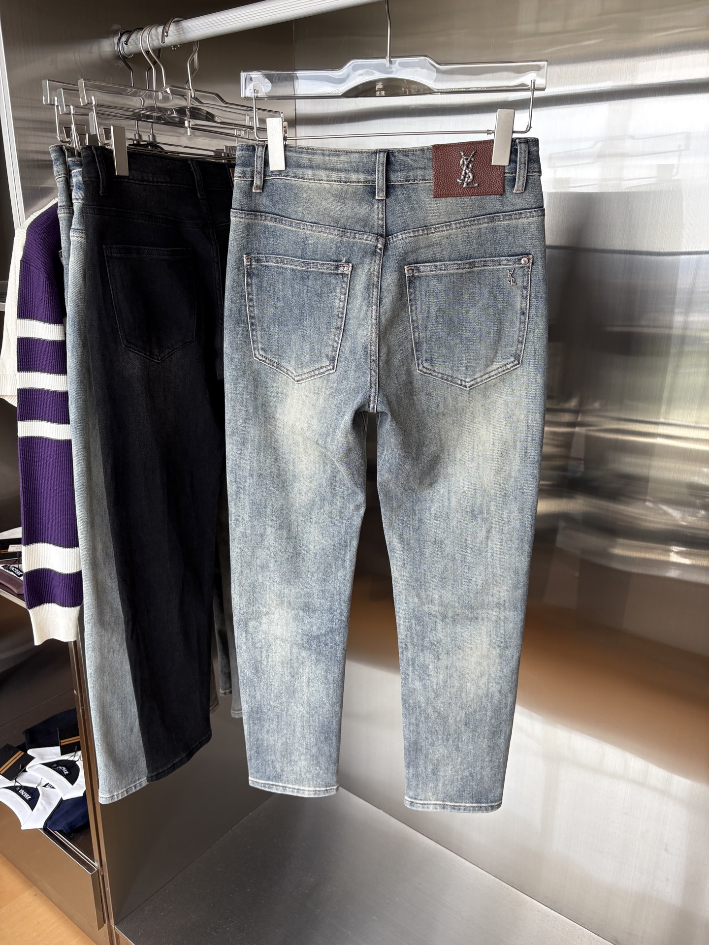 超级有范儿的一款牛仔裤，定制原版水洗牛仔面料，独特设计，顶级刺绣工艺字母图案logo，原版五金辅料装饰，