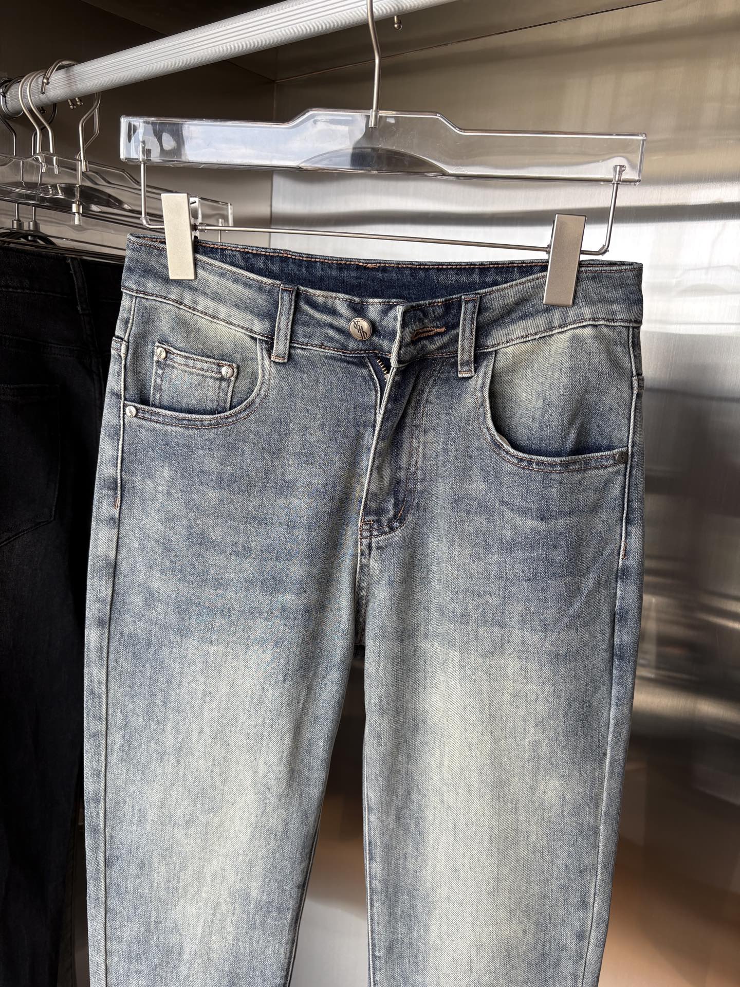 超级有范儿的一款牛仔裤，定制原版水洗牛仔面料，独特设计，顶级刺绣工艺字母图案logo，原版五金辅料装饰，