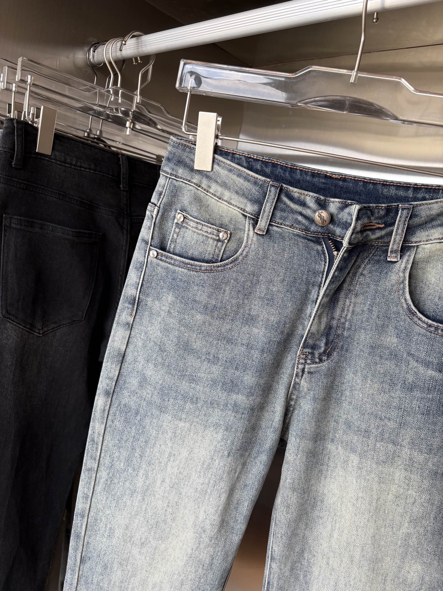 超级有范儿的一款牛仔裤，定制原版水洗牛仔面料，独特设计，顶级刺绣工艺字母图案logo，原版五金辅料装饰，