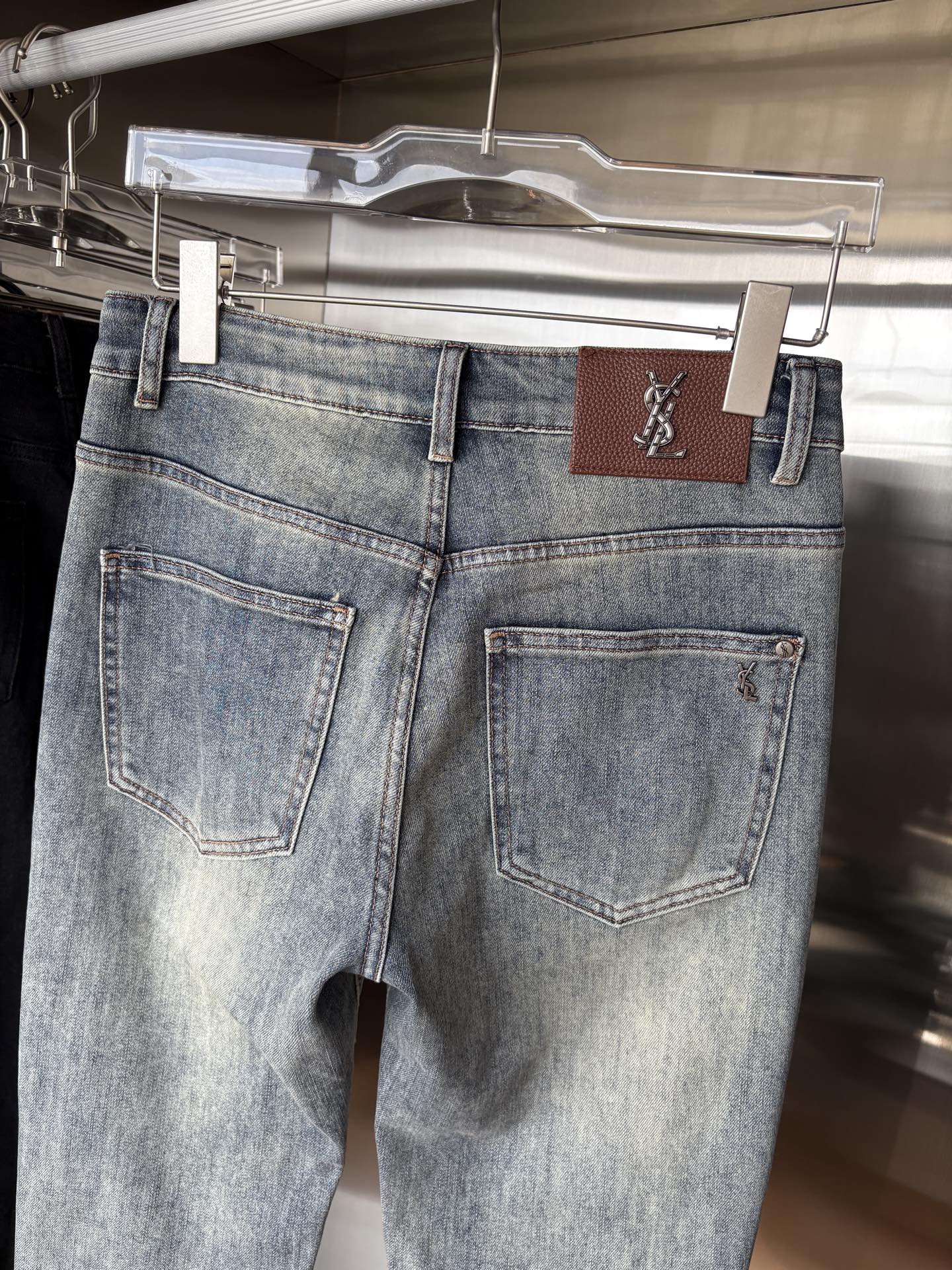 超级有范儿的一款牛仔裤，定制原版水洗牛仔面料，独特设计，顶级刺绣工艺字母图案logo，原版五金辅料装饰，