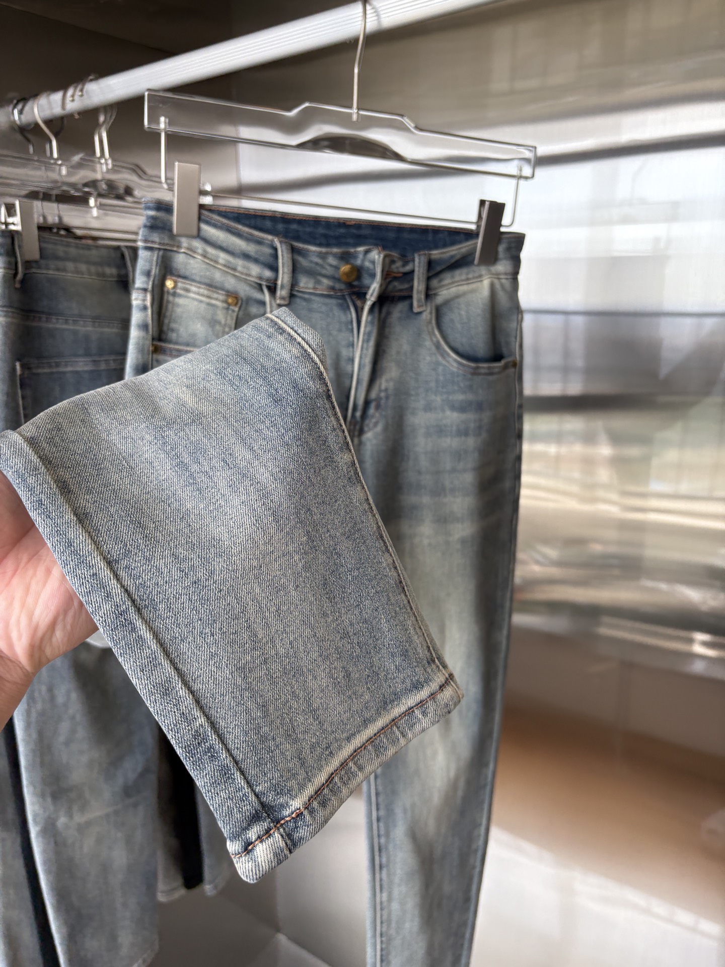 超级有范儿的一款牛仔裤，定制原版水洗牛仔面料，独特设计，顶级刺绣工艺字母图案logo，原版五金辅料装饰，