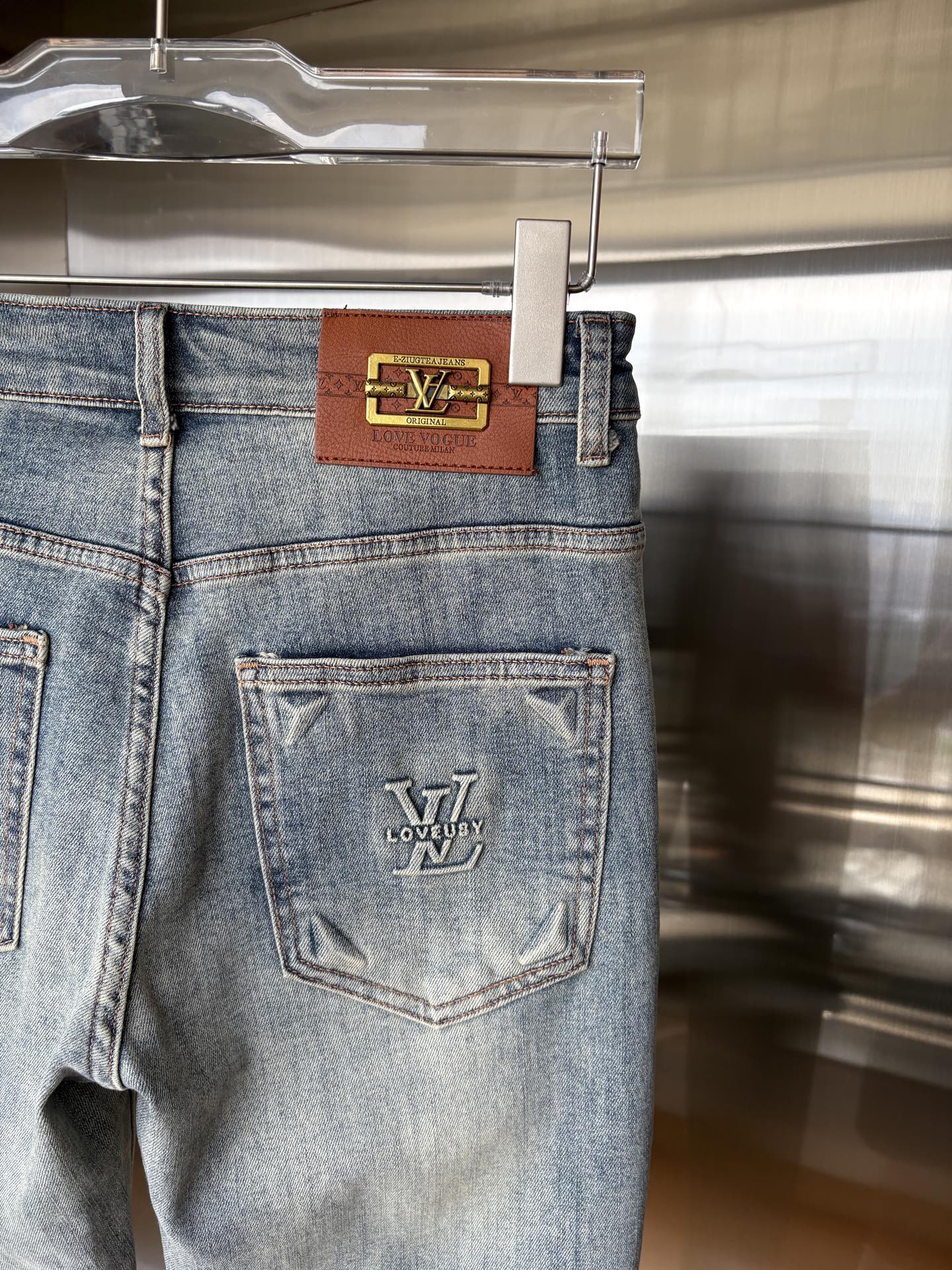 超级有范儿的一款牛仔裤，定制原版水洗牛仔面料，独特设计，顶级刺绣工艺字母图案logo，原版五金辅料装饰，