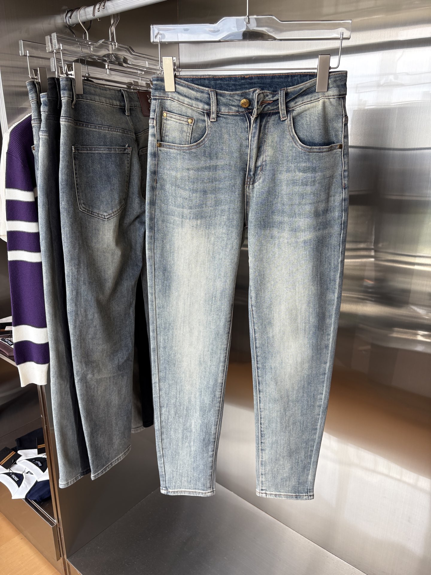 超级有范儿的一款牛仔裤，定制原版水洗牛仔面料，独特设计，顶级刺绣工艺字母图案logo，原版五金辅料装饰，