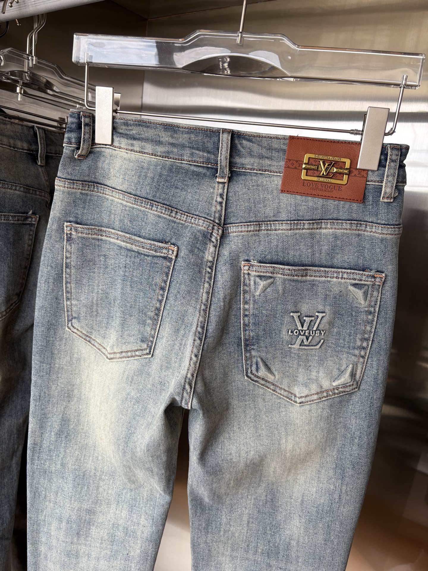 超级有范儿的一款牛仔裤，定制原版水洗牛仔面料，独特设计，顶级刺绣工艺字母图案logo，原版五金辅料装饰，