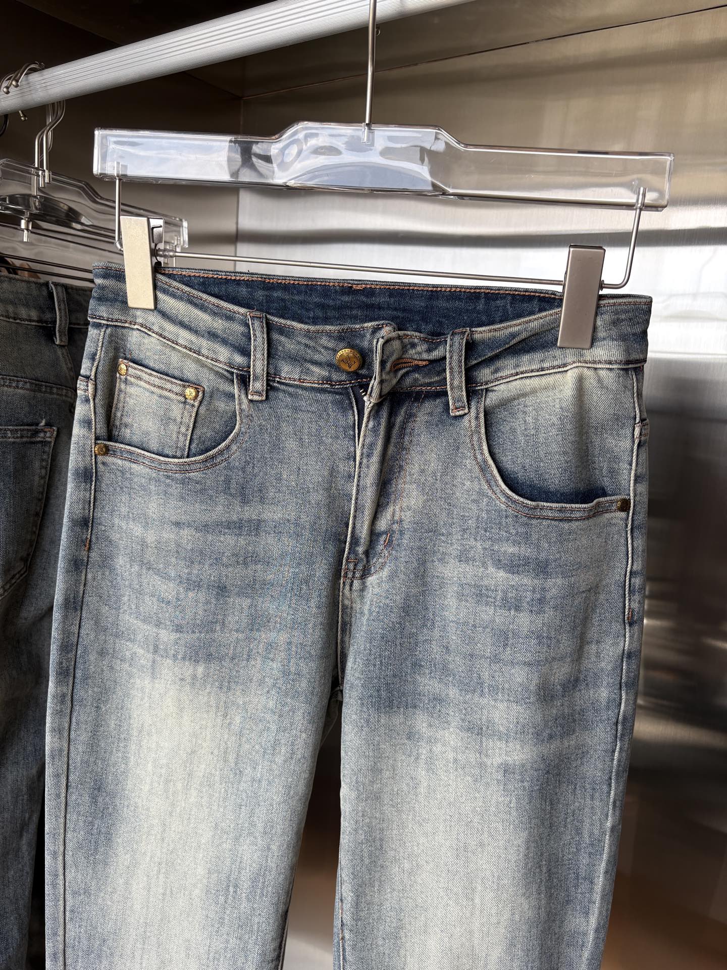 超级有范儿的一款牛仔裤，定制原版水洗牛仔面料，独特设计，顶级刺绣工艺字母图案logo，原版五金辅料装饰，