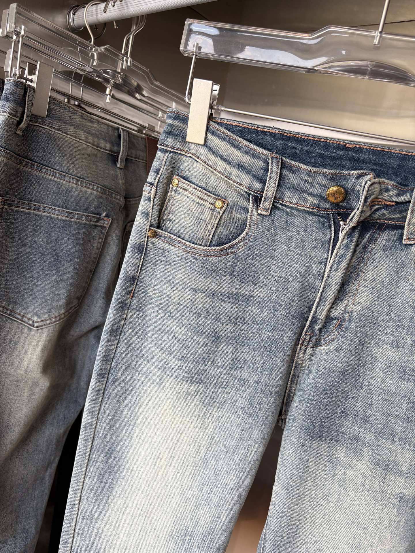 超级有范儿的一款牛仔裤，定制原版水洗牛仔面料，独特设计，顶级刺绣工艺字母图案logo，原版五金辅料装饰，