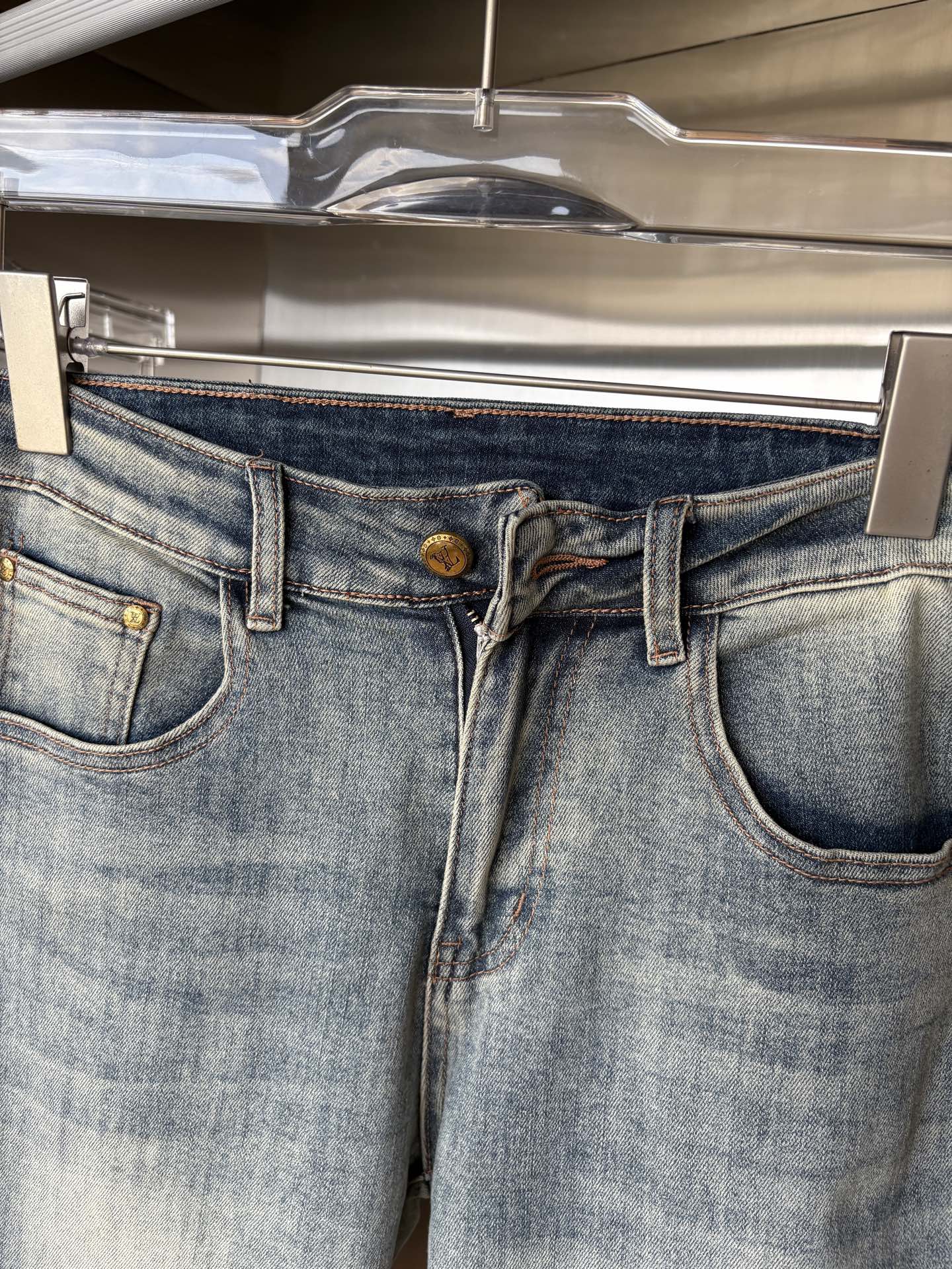 超级有范儿的一款牛仔裤，定制原版水洗牛仔面料，独特设计，顶级刺绣工艺字母图案logo，原版五金辅料装饰，