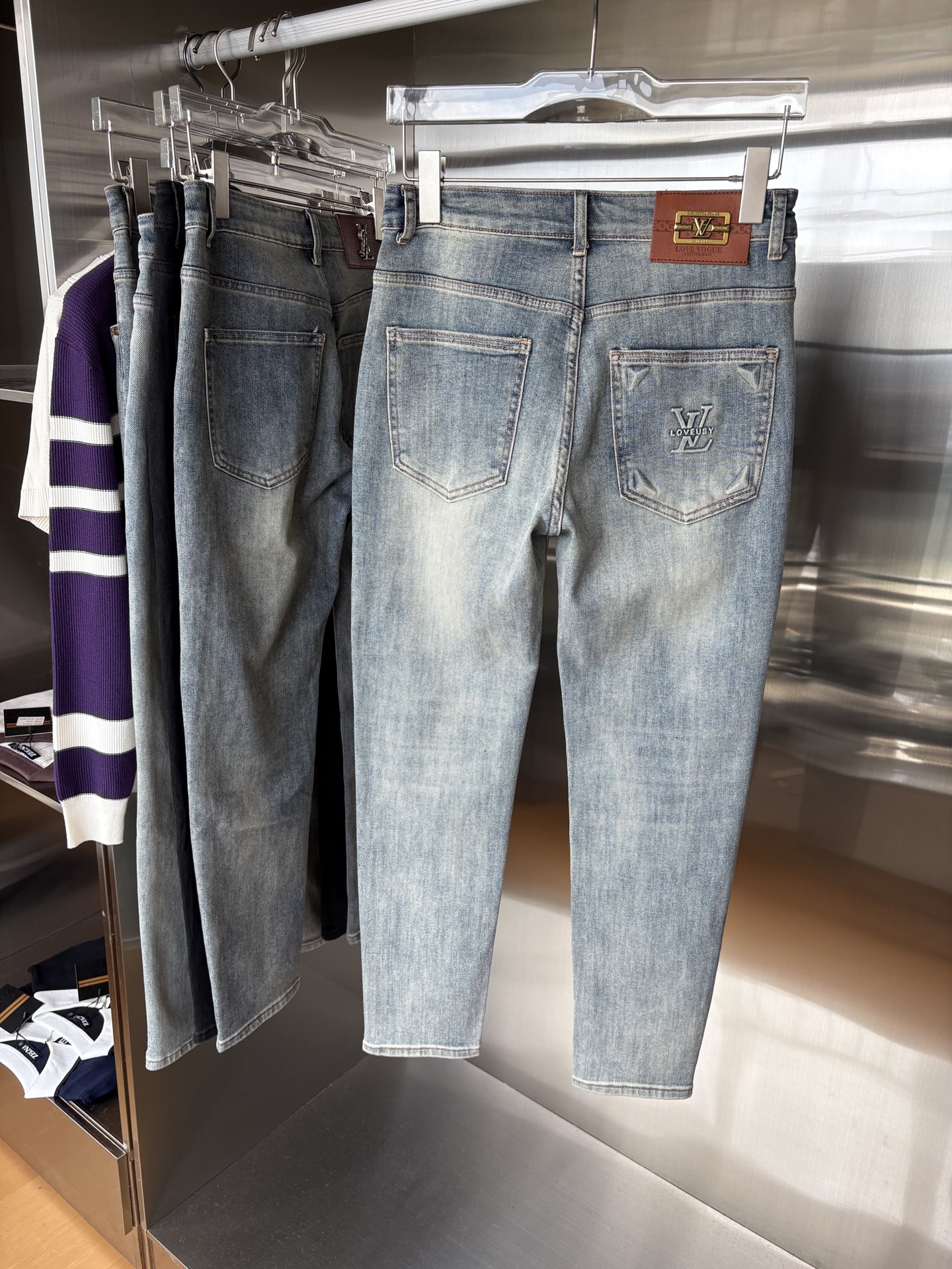 超级有范儿的一款牛仔裤，定制原版水洗牛仔面料，独特设计，顶级刺绣工艺字母图案logo，原版五金辅料装饰，