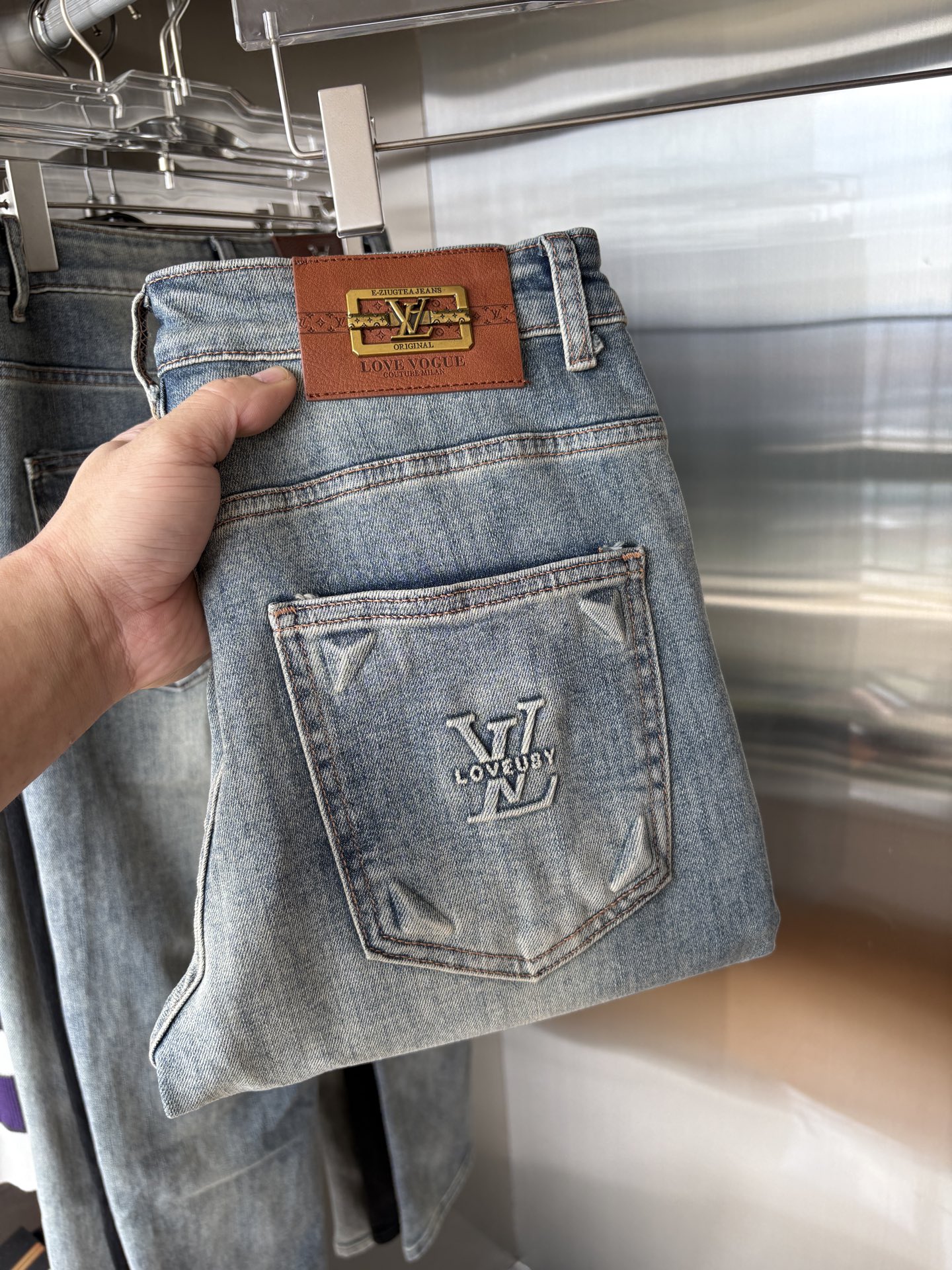 超级有范儿的一款牛仔裤，定制原版水洗牛仔面料，独特设计，顶级刺绣工艺字母图案logo，原版五金辅料装饰，
