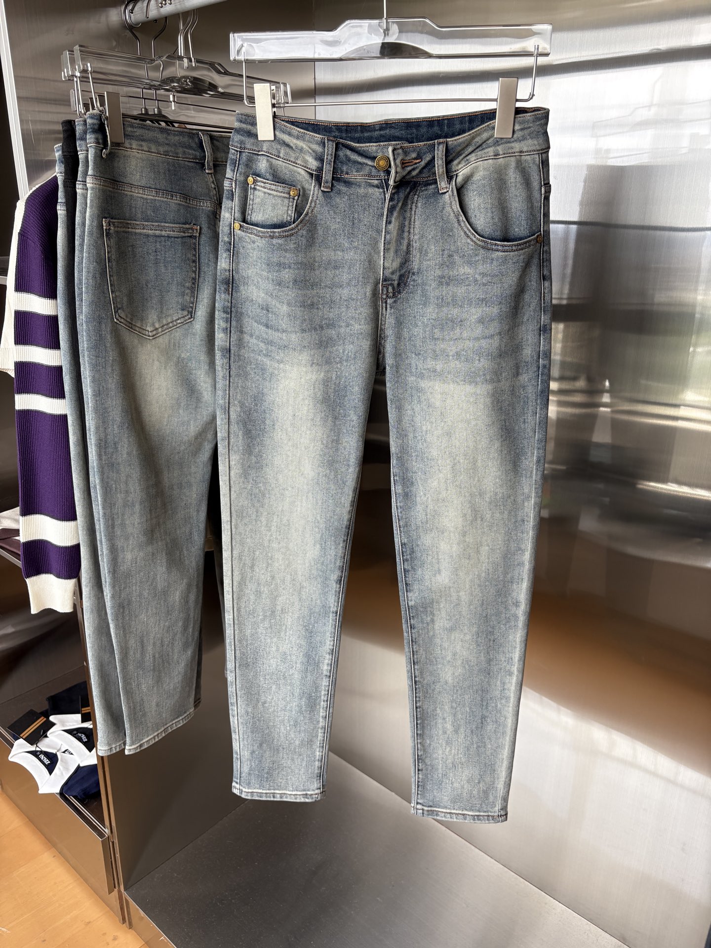 超级有范儿的一款牛仔裤，定制原版水洗牛仔面料，独特设计，顶级刺绣工艺字母图案logo，原版五金辅料装饰，