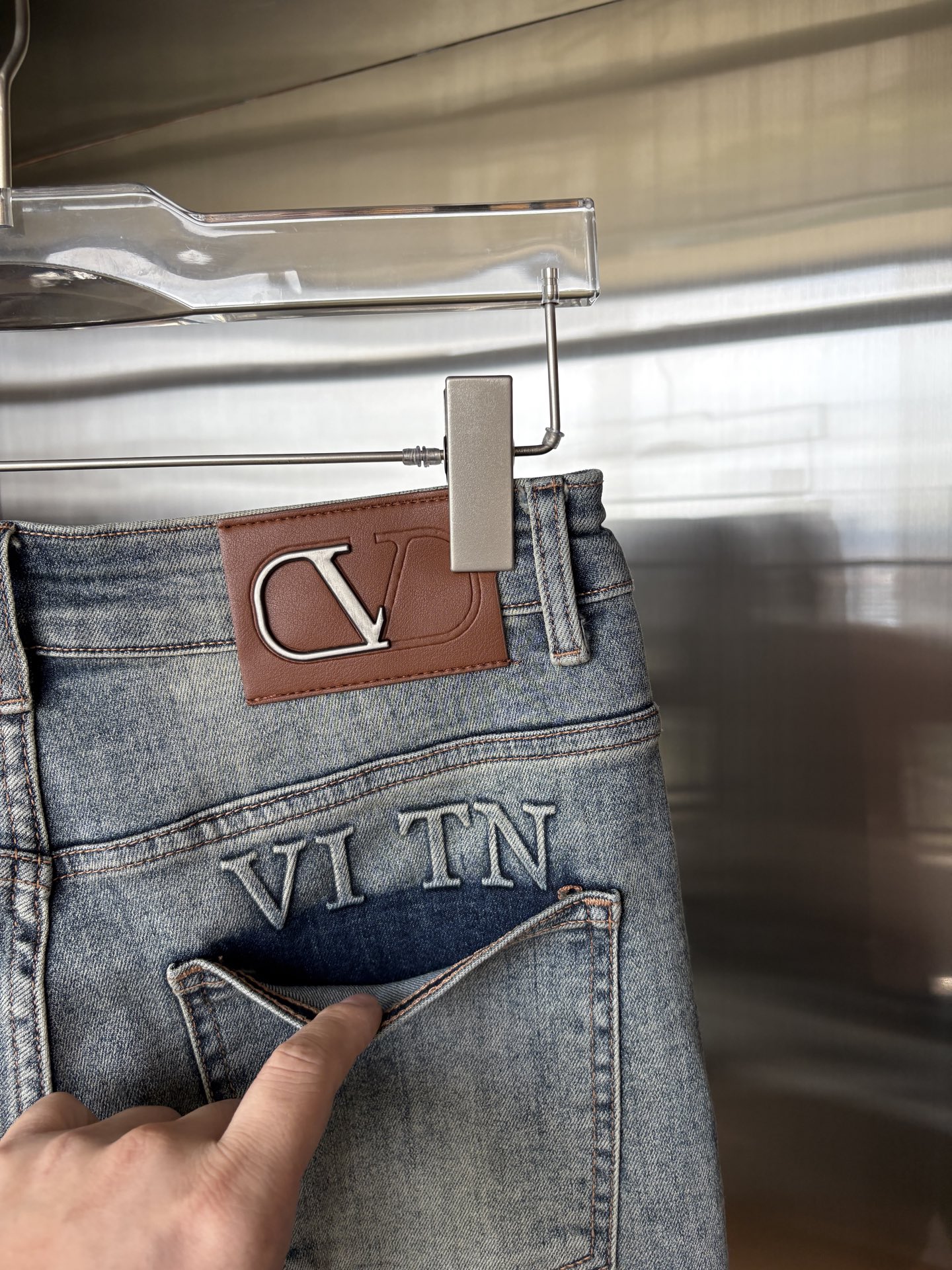 超级有范儿的一款牛仔裤，定制原版水洗牛仔面料，独特设计，顶级刺绣工艺字母图案logo，原版五金辅料装饰，