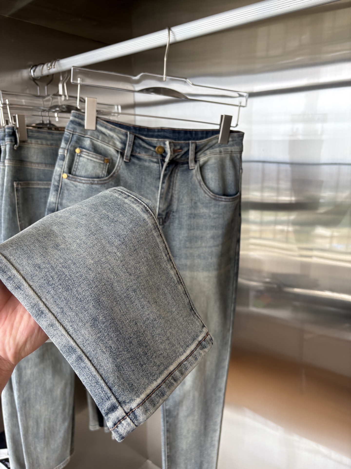 超级有范儿的一款牛仔裤，定制原版水洗牛仔面料，独特设计，顶级刺绣工艺字母图案logo，原版五金辅料装饰，