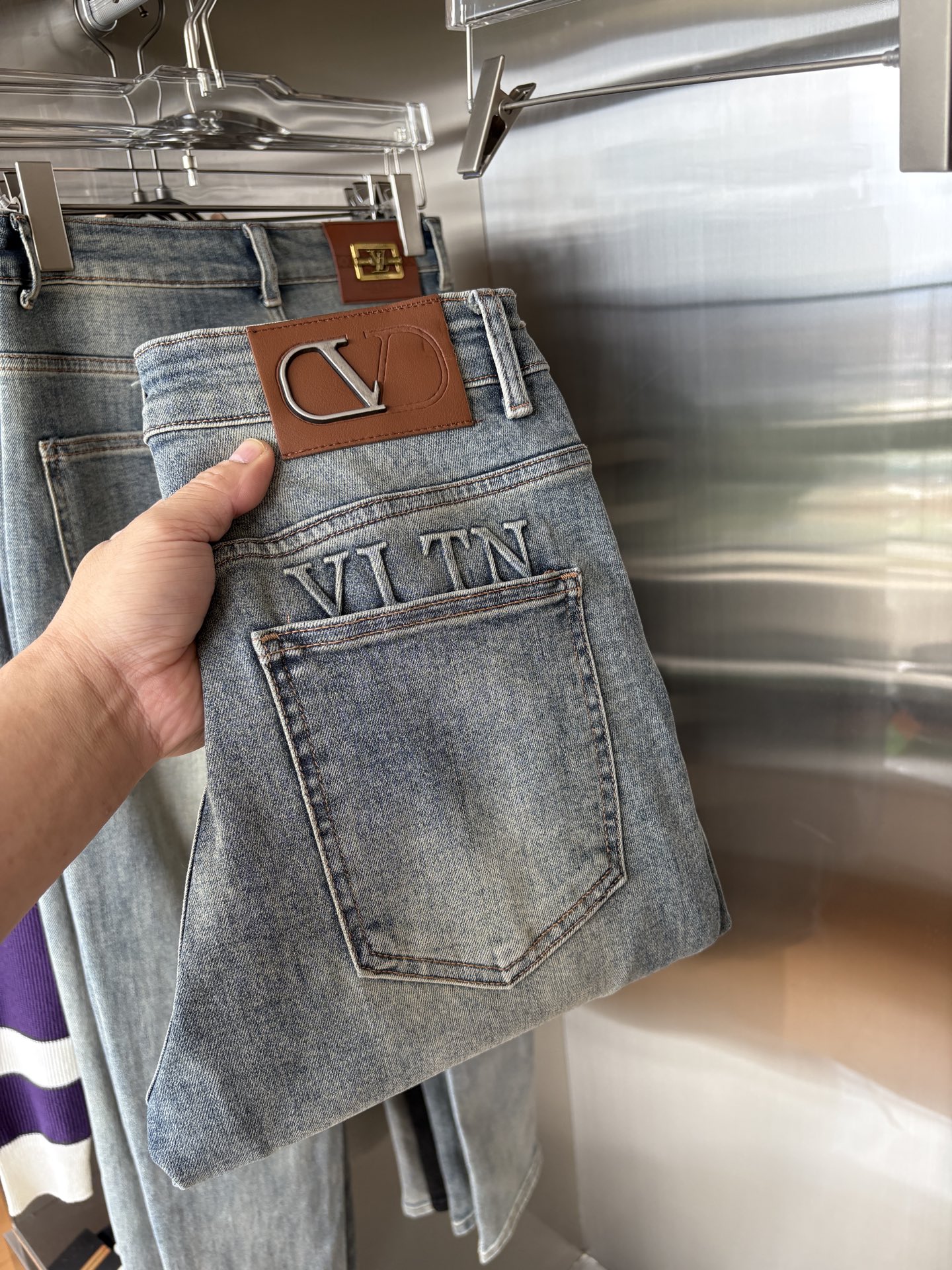 超级有范儿的一款牛仔裤，定制原版水洗牛仔面料，独特设计，顶级刺绣工艺字母图案logo，原版五金辅料装饰，