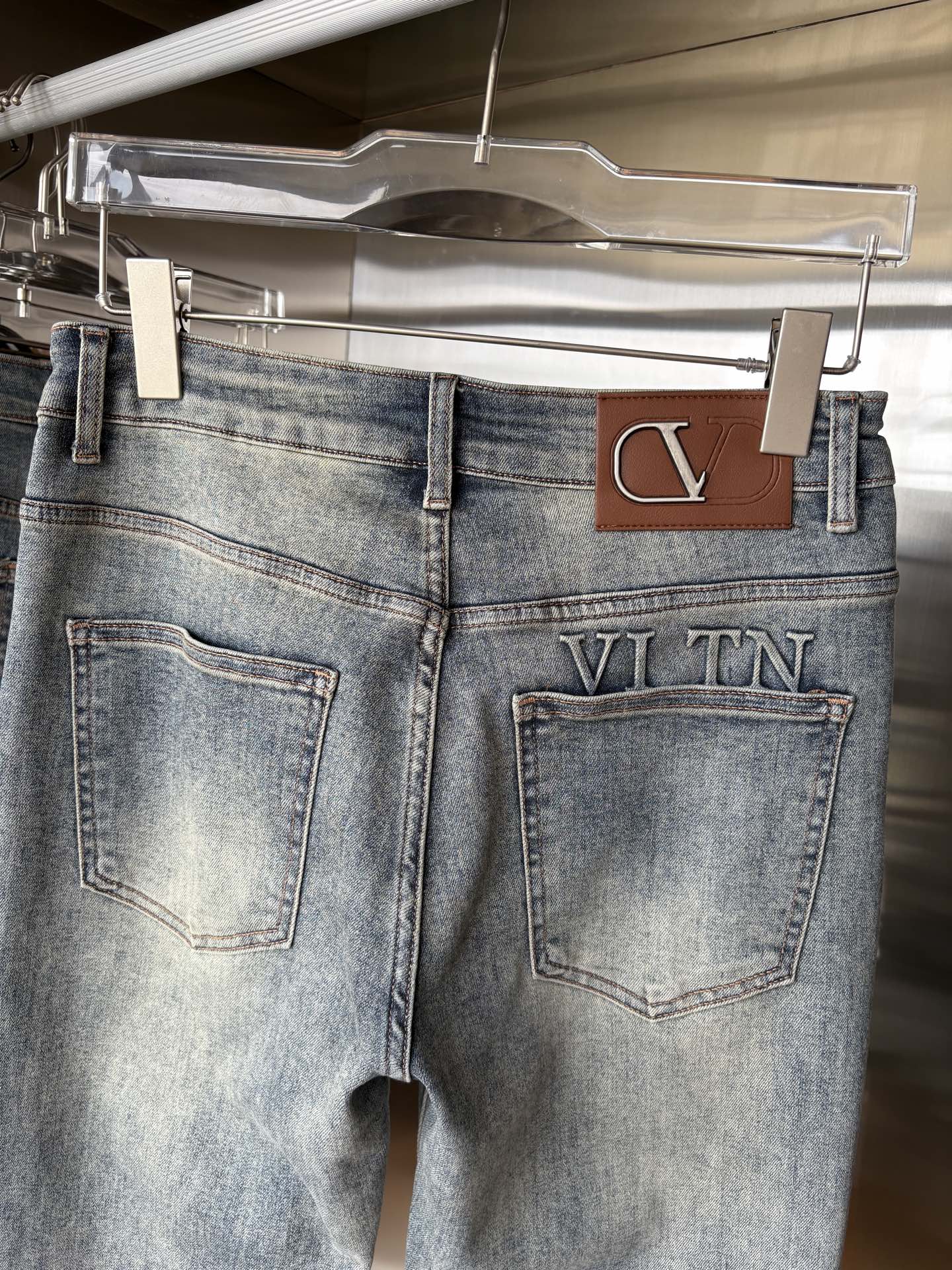 超级有范儿的一款牛仔裤，定制原版水洗牛仔面料，独特设计，顶级刺绣工艺字母图案logo，原版五金辅料装饰，