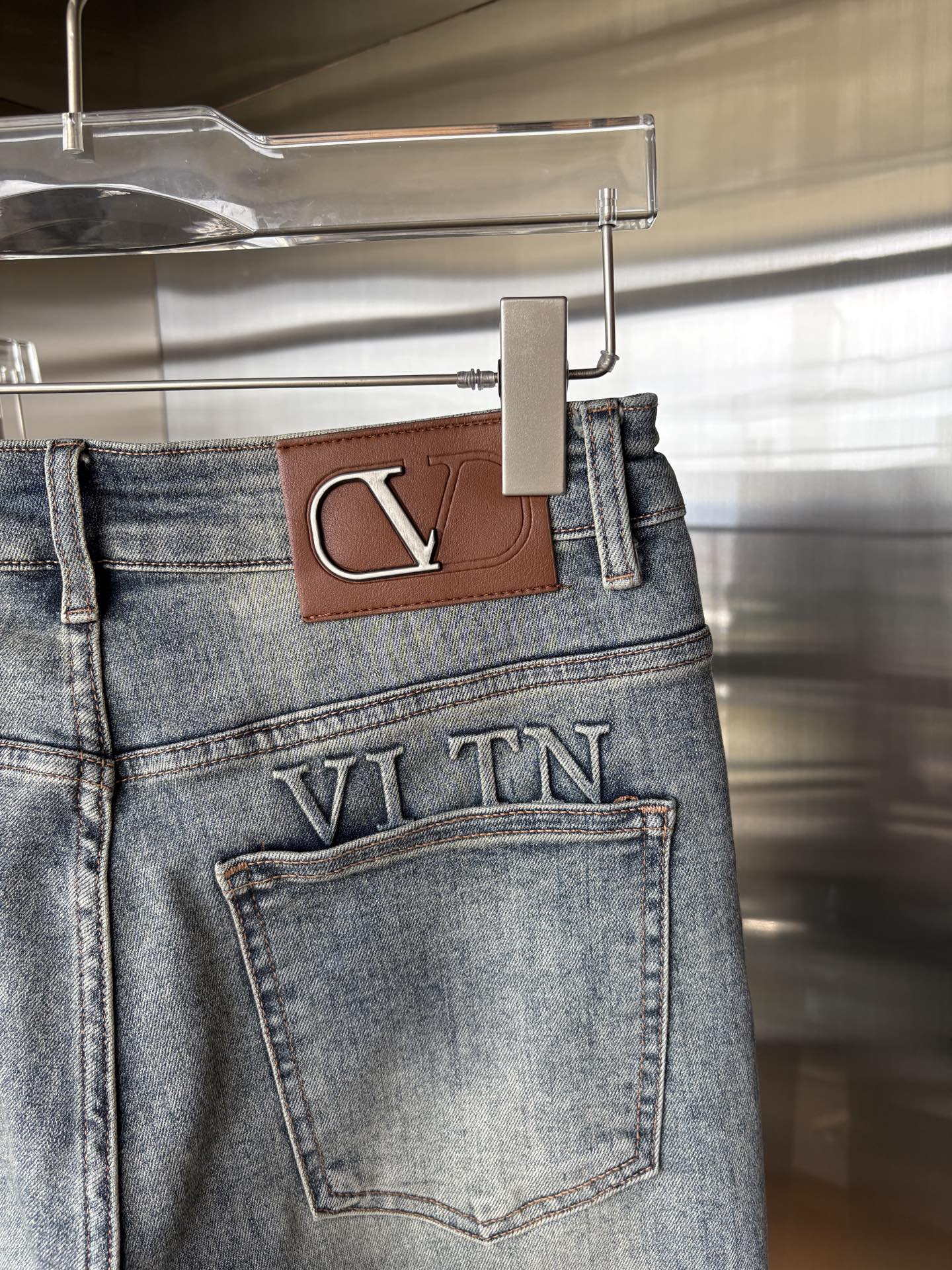 超级有范儿的一款牛仔裤，定制原版水洗牛仔面料，独特设计，顶级刺绣工艺字母图案logo，原版五金辅料装饰，