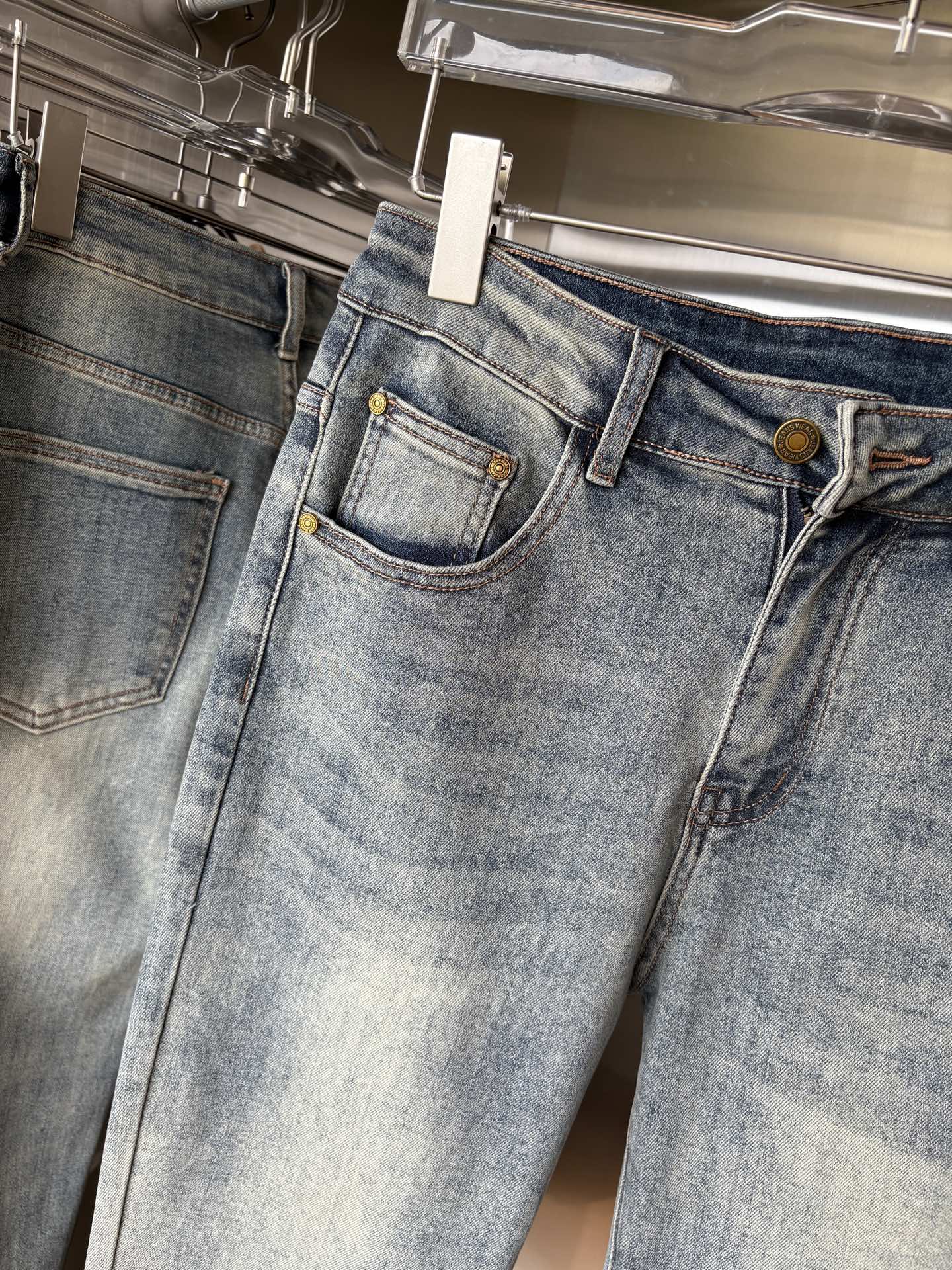 超级有范儿的一款牛仔裤，定制原版水洗牛仔面料，独特设计，顶级刺绣工艺字母图案logo，原版五金辅料装饰，