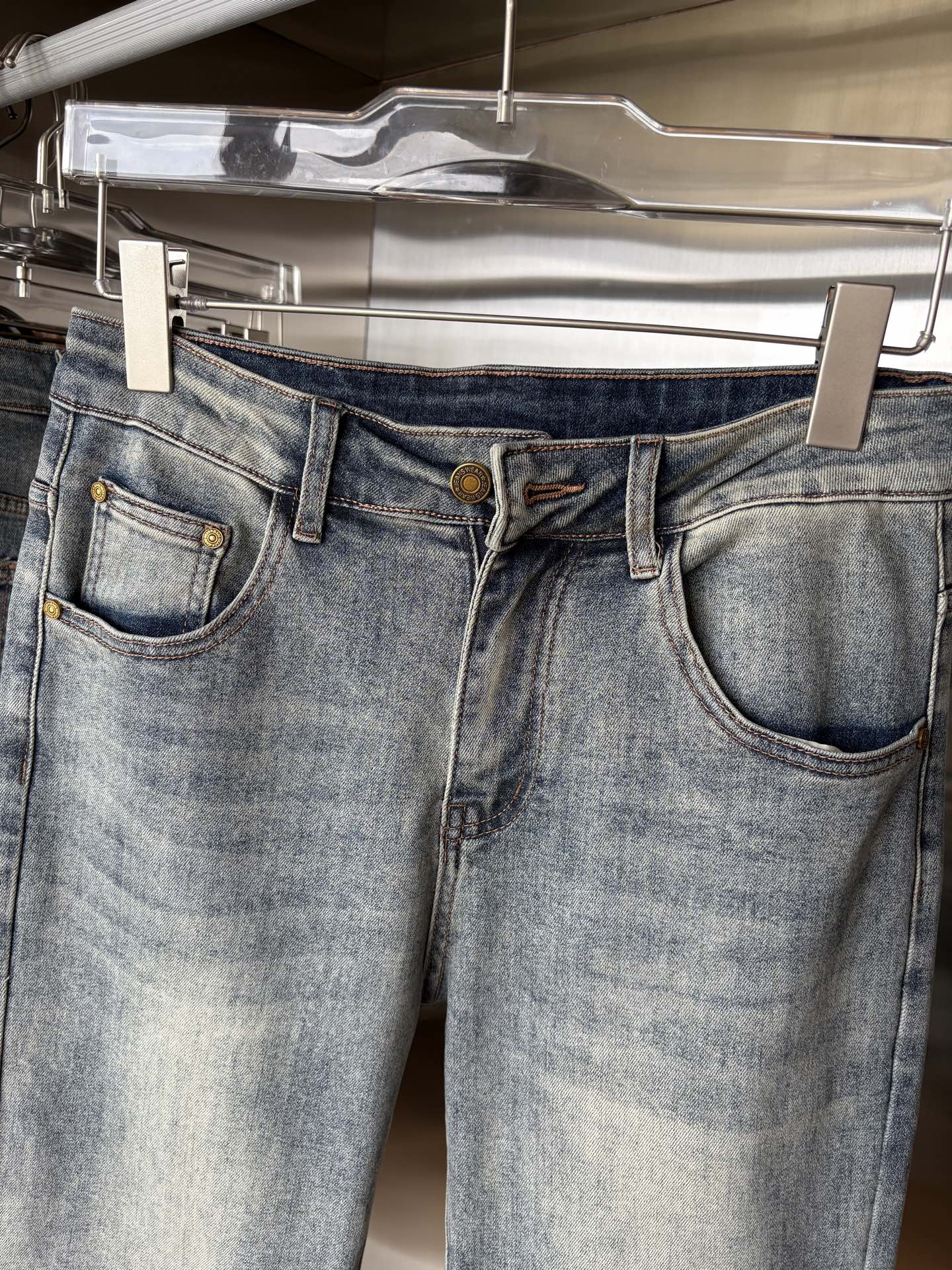 超级有范儿的一款牛仔裤，定制原版水洗牛仔面料，独特设计，顶级刺绣工艺字母图案logo，原版五金辅料装饰，