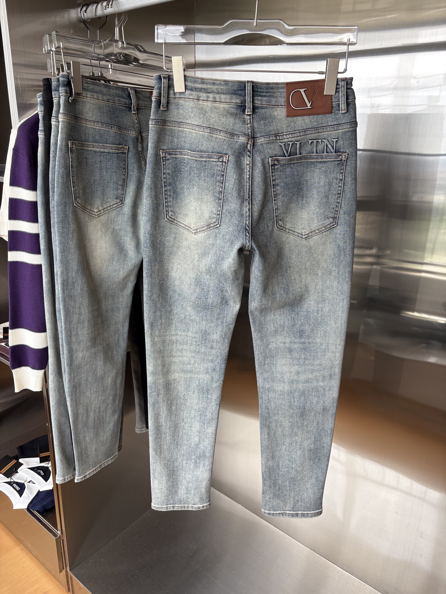 超级有范儿的一款牛仔裤，定制原版水洗牛仔面料，独特设计，顶级刺绣工艺字母图案logo，原版五金辅料装饰，