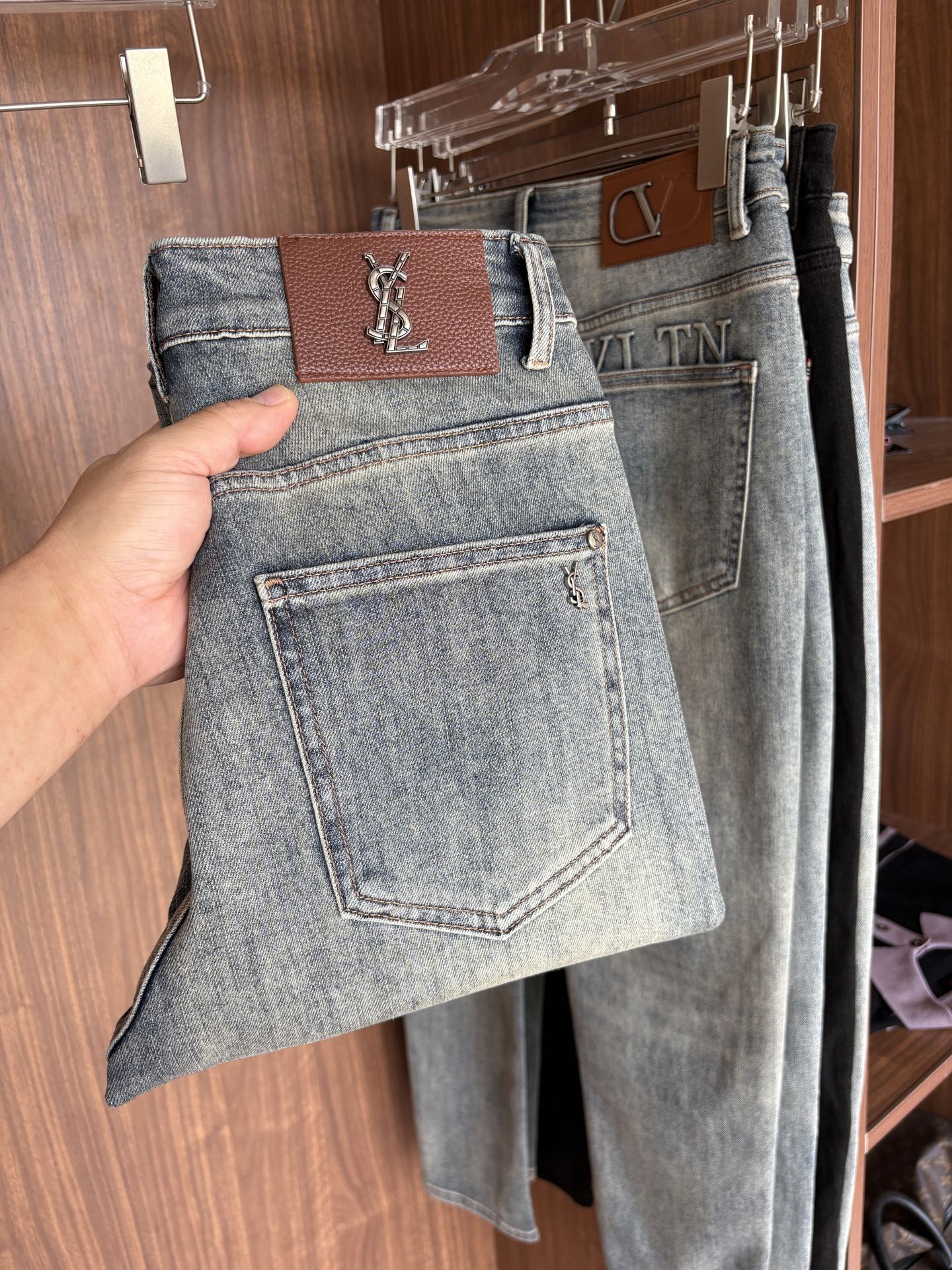 超级有范儿的一款牛仔裤，定制原版水洗牛仔面料，独特设计，顶级刺绣工艺字母图案logo，原版五金辅料装饰，