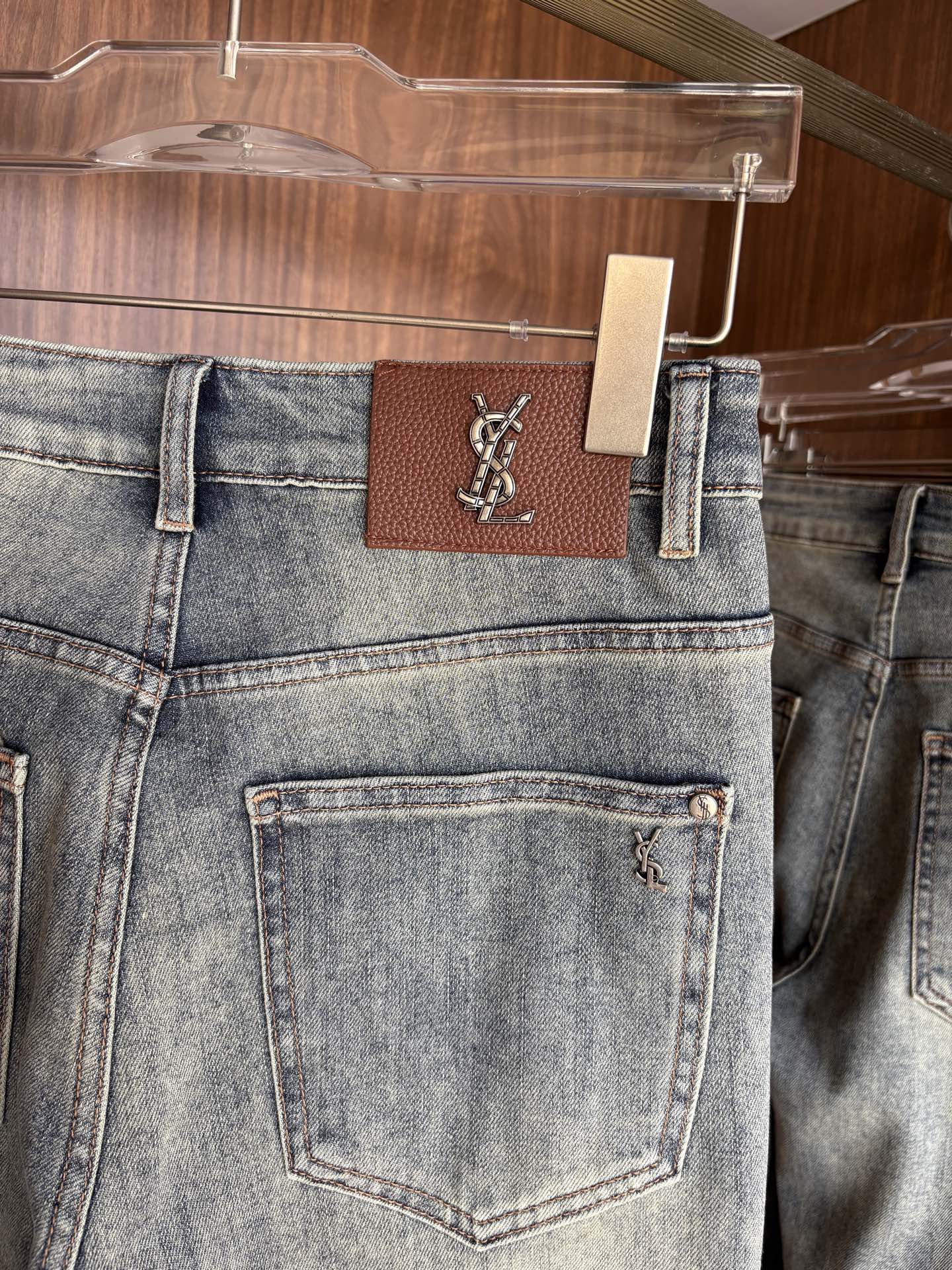 超级有范儿的一款牛仔裤，定制原版水洗牛仔面料，独特设计，顶级刺绣工艺字母图案logo，原版五金辅料装饰，