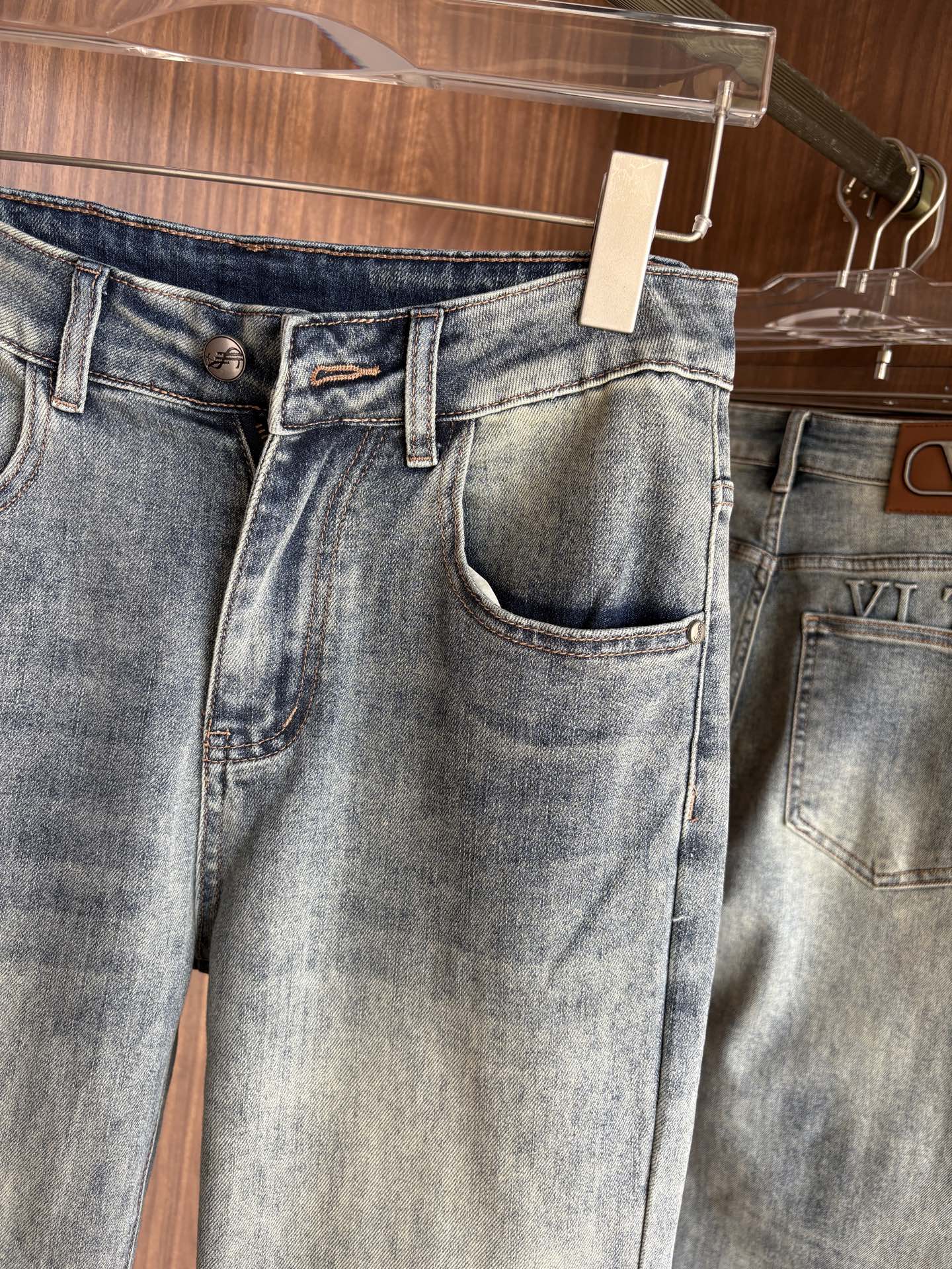 超级有范儿的一款牛仔裤，定制原版水洗牛仔面料，独特设计，顶级刺绣工艺字母图案logo，原版五金辅料装饰，