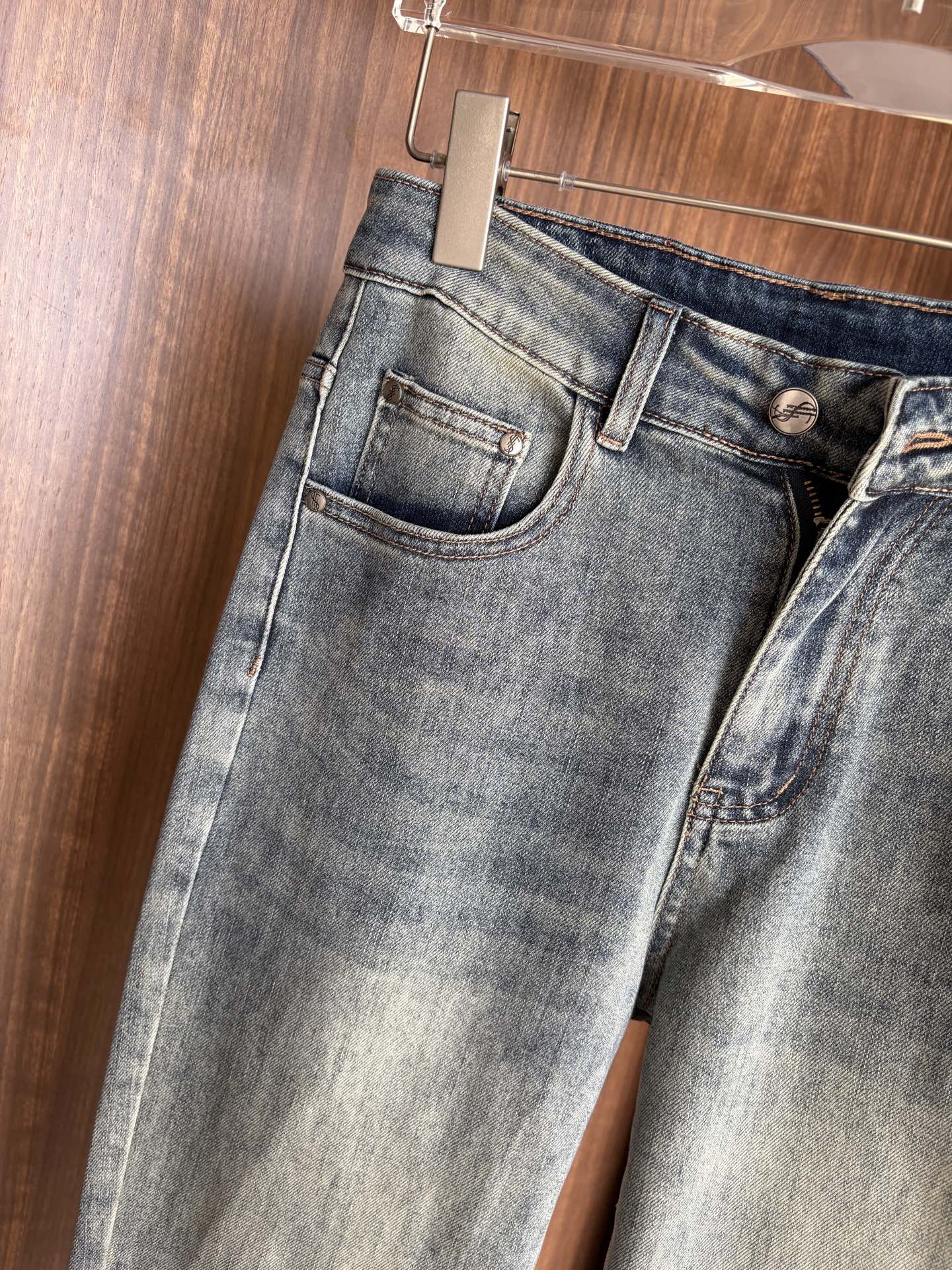 超级有范儿的一款牛仔裤，定制原版水洗牛仔面料，独特设计，顶级刺绣工艺字母图案logo，原版五金辅料装饰，