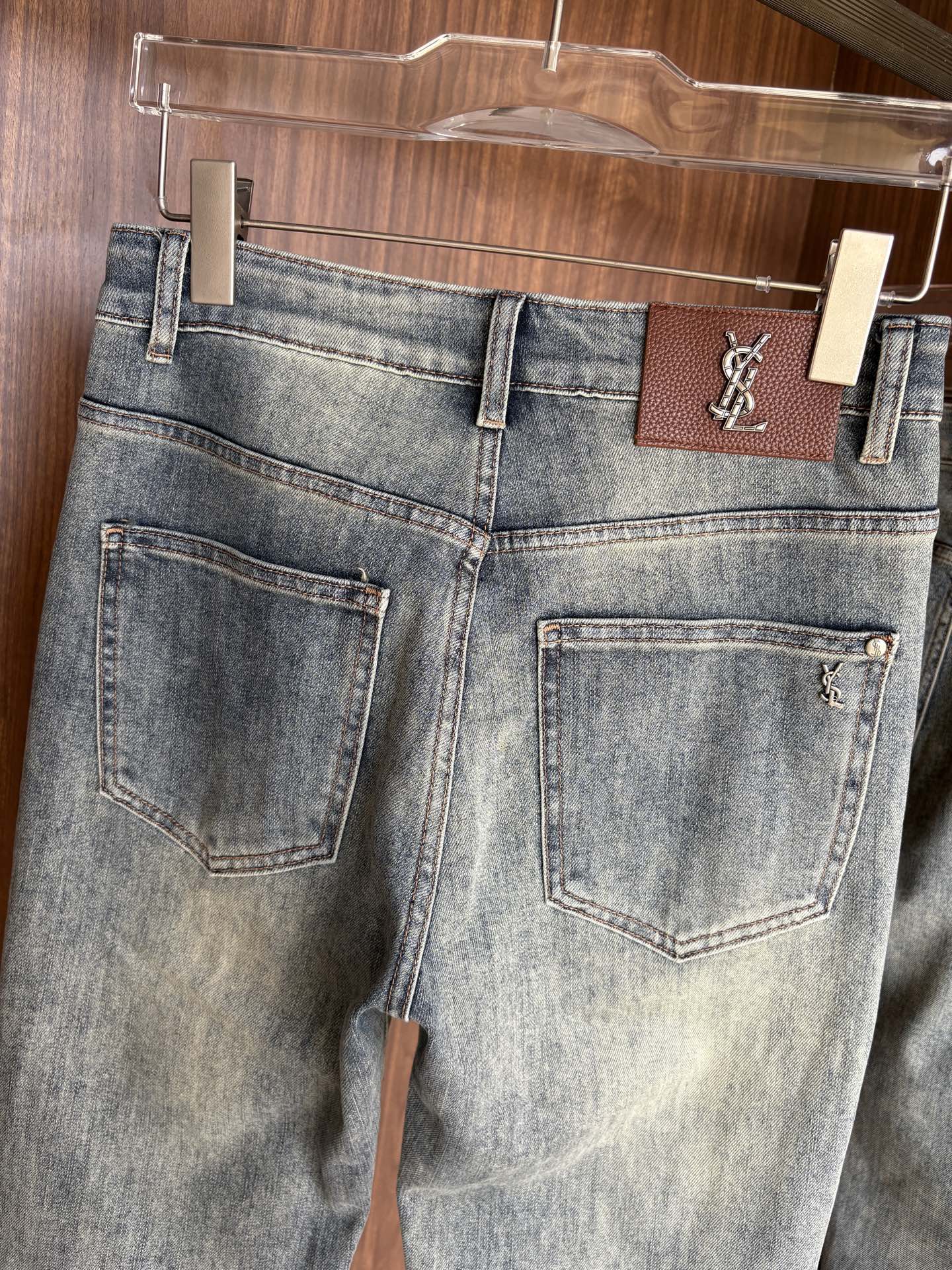 超级有范儿的一款牛仔裤，定制原版水洗牛仔面料，独特设计，顶级刺绣工艺字母图案logo，原版五金辅料装饰，