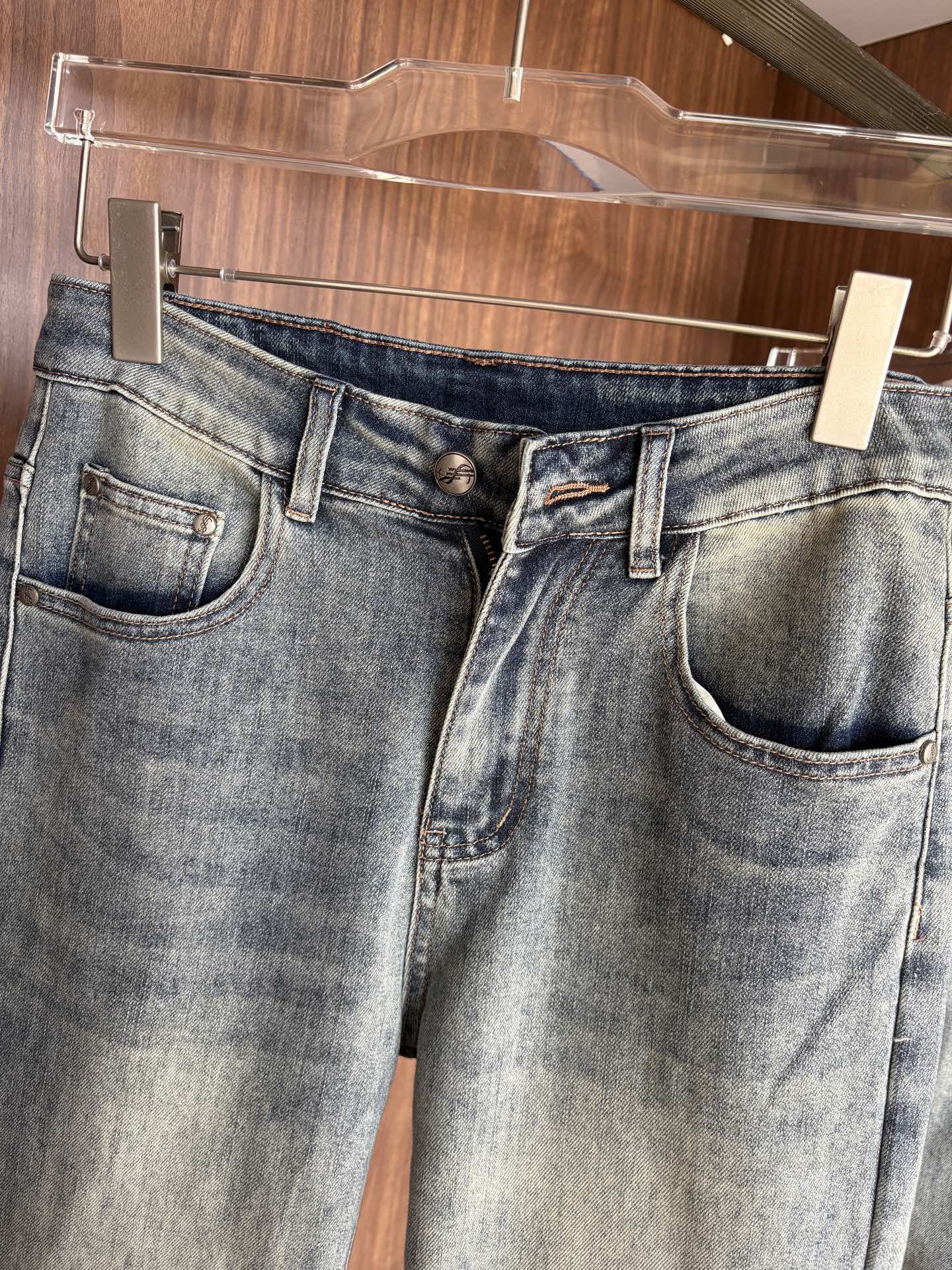 超级有范儿的一款牛仔裤，定制原版水洗牛仔面料，独特设计，顶级刺绣工艺字母图案logo，原版五金辅料装饰，