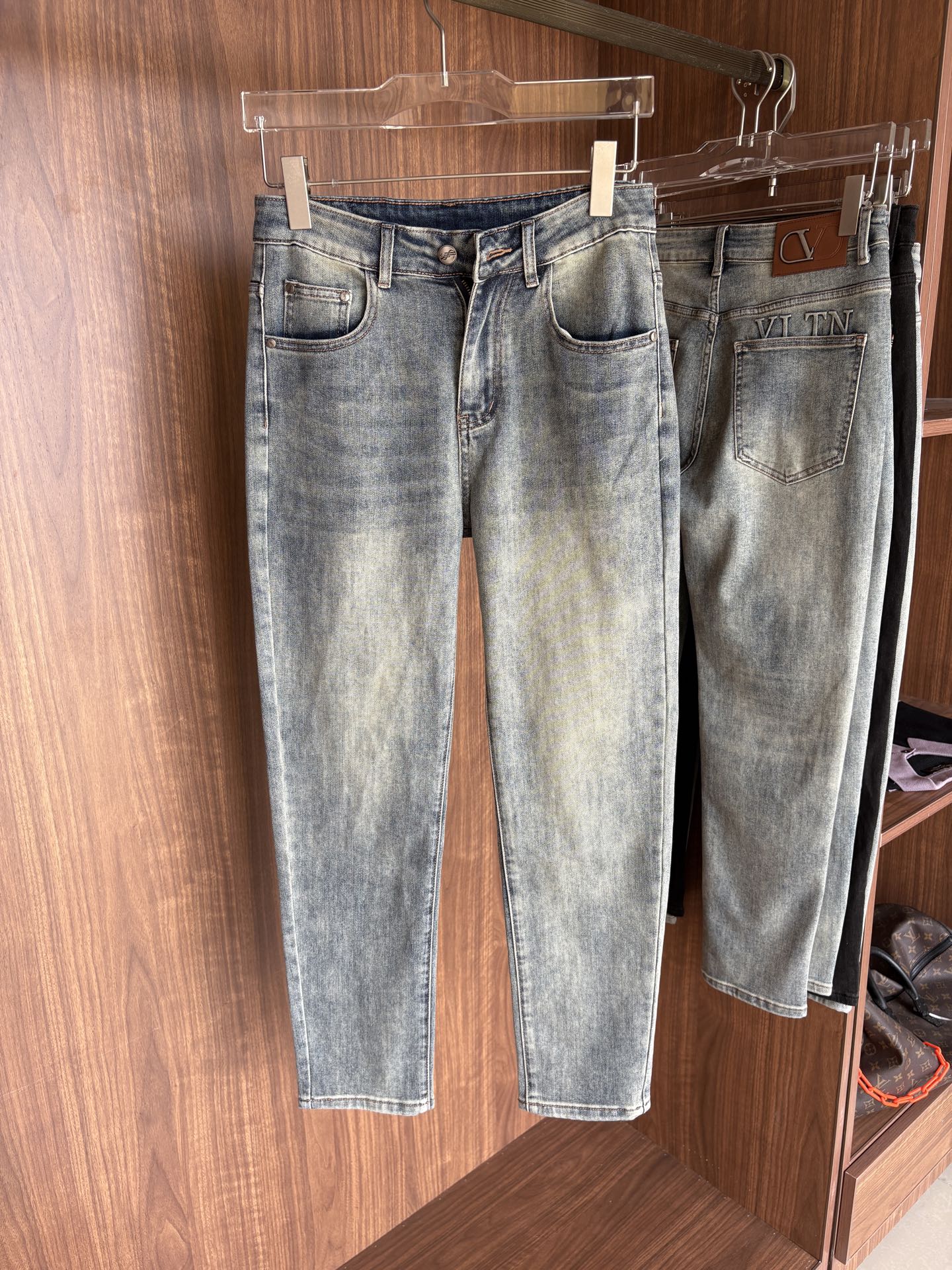 超级有范儿的一款牛仔裤，定制原版水洗牛仔面料，独特设计，顶级刺绣工艺字母图案logo，原版五金辅料装饰，