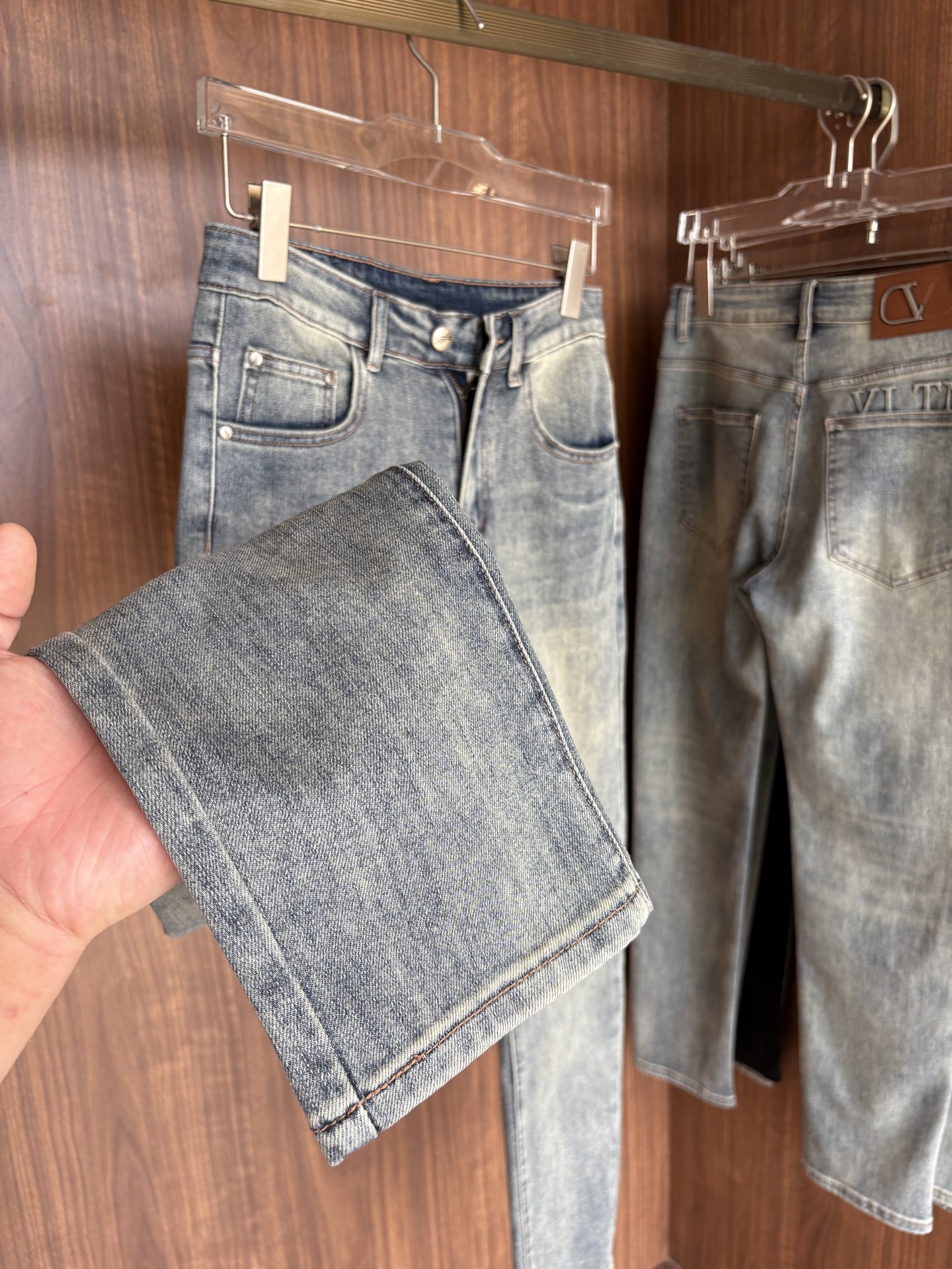 超级有范儿的一款牛仔裤，定制原版水洗牛仔面料，独特设计，顶级刺绣工艺字母图案logo，原版五金辅料装饰，