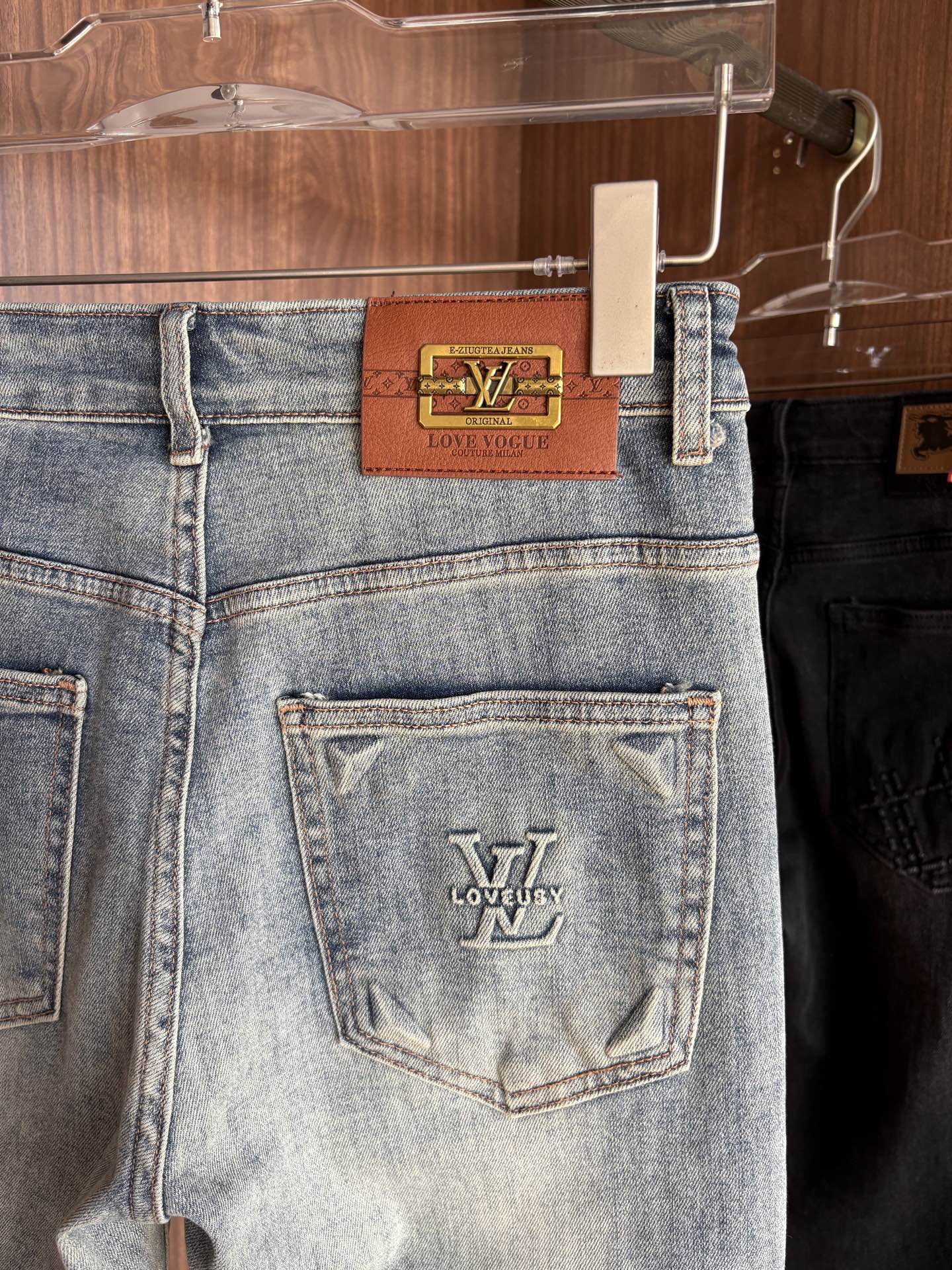 超级有范儿的一款牛仔裤，定制原版水洗牛仔面料，独特设计，顶级刺绣工艺字母图案logo，原版五金辅料装饰，