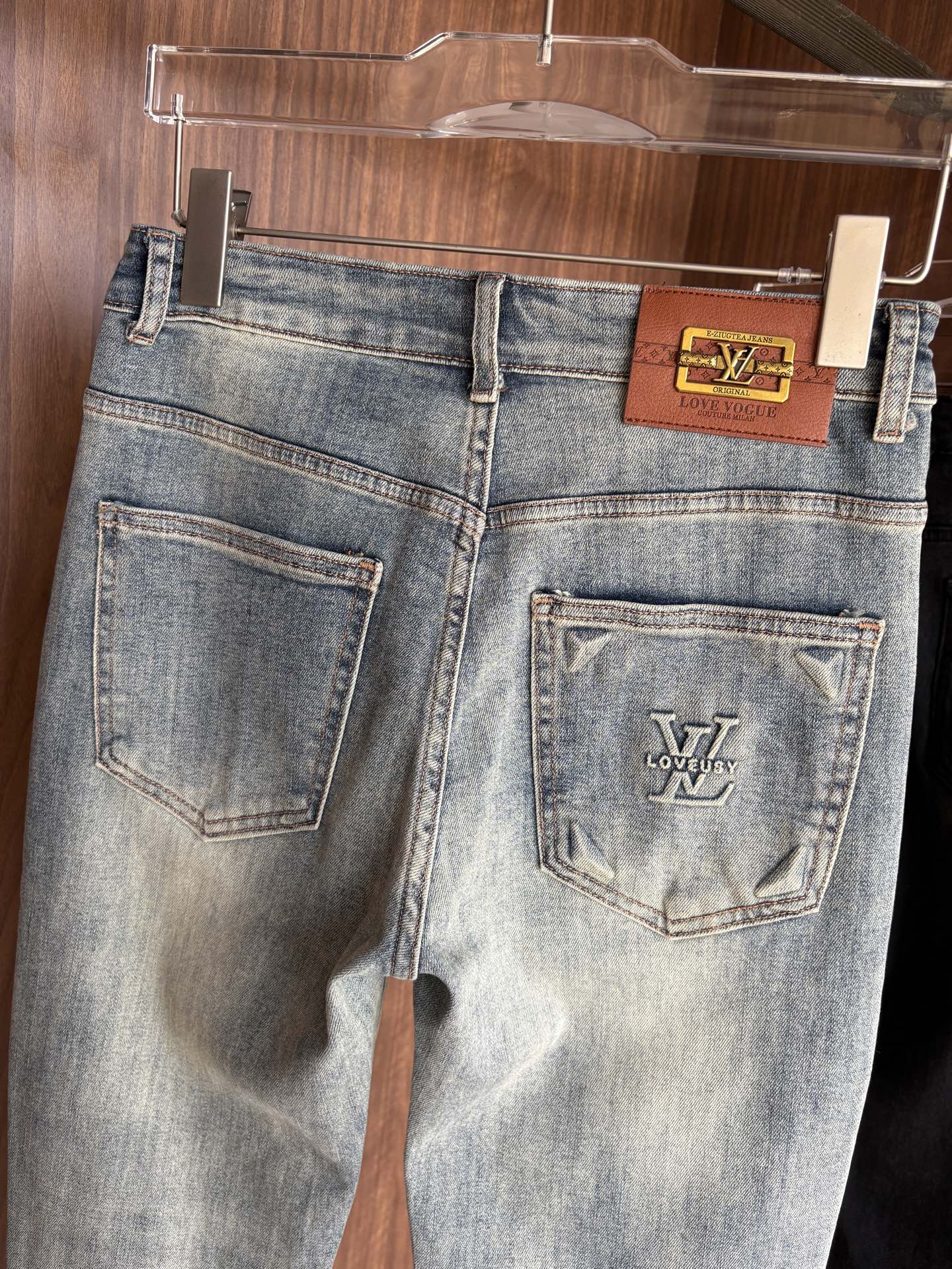 超级有范儿的一款牛仔裤，定制原版水洗牛仔面料，独特设计，顶级刺绣工艺字母图案logo，原版五金辅料装饰，