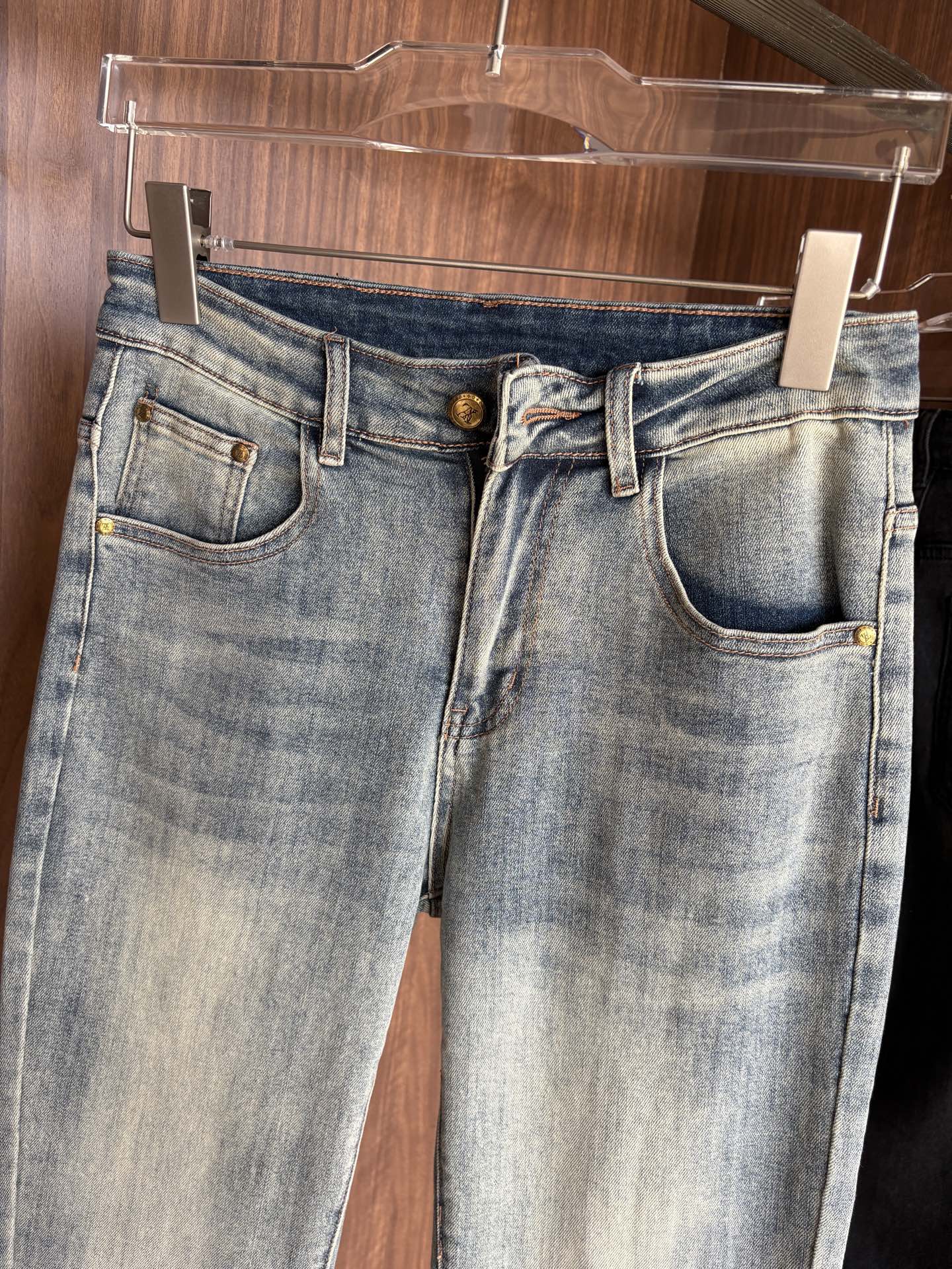 超级有范儿的一款牛仔裤，定制原版水洗牛仔面料，独特设计，顶级刺绣工艺字母图案logo，原版五金辅料装饰，