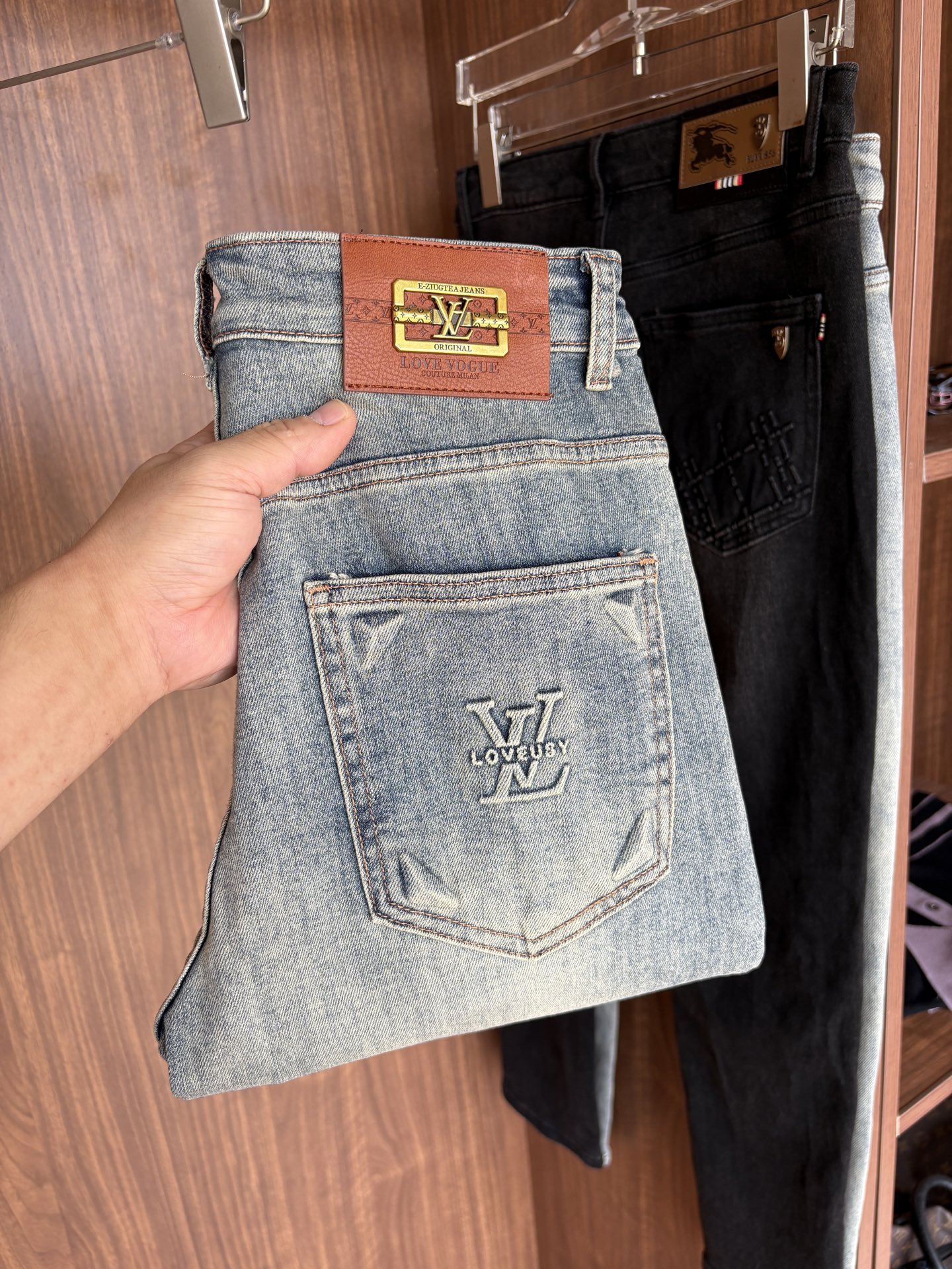 超级有范儿的一款牛仔裤，定制原版水洗牛仔面料，独特设计，顶级刺绣工艺字母图案logo，原版五金辅料装饰，