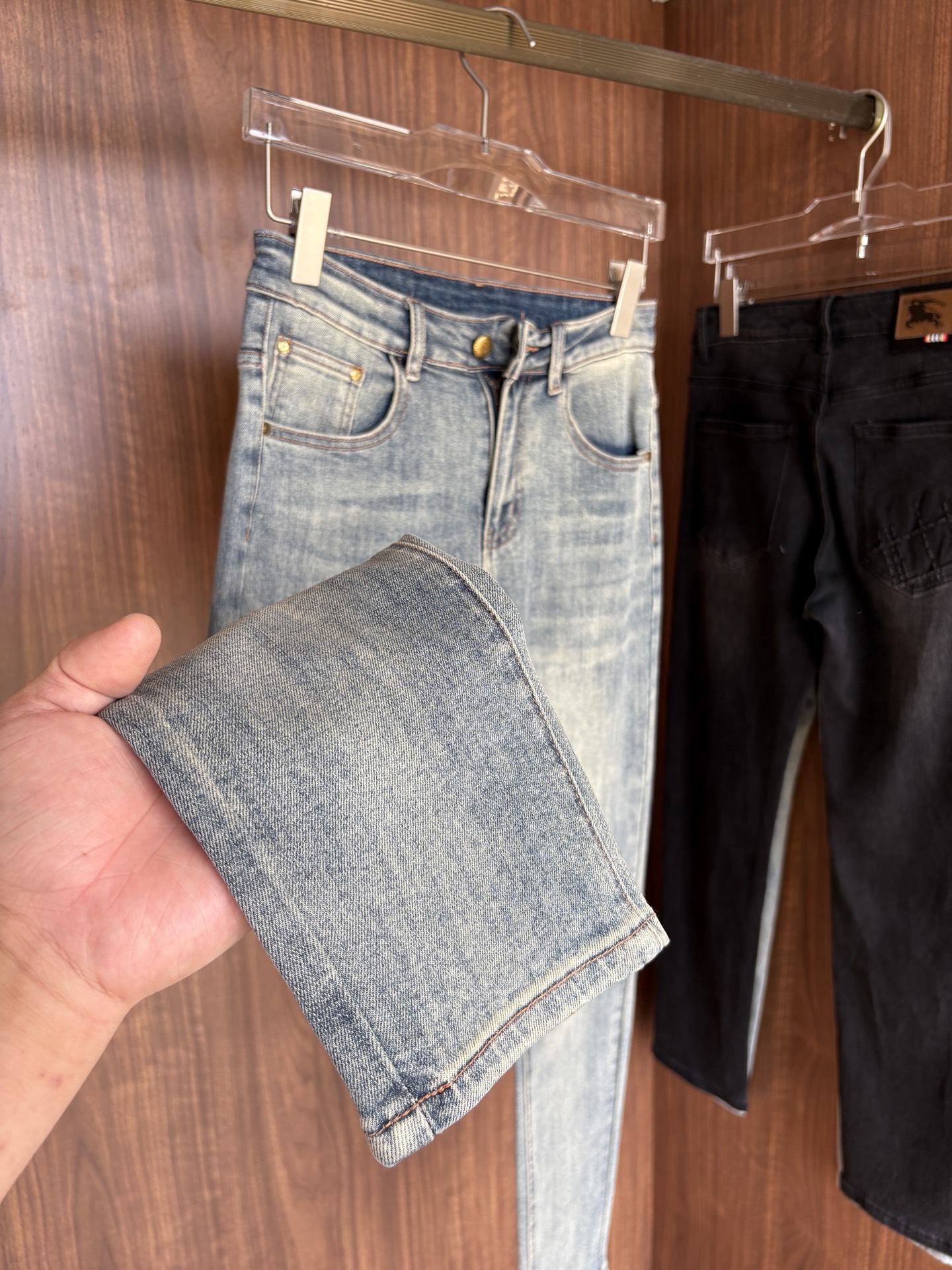 超级有范儿的一款牛仔裤，定制原版水洗牛仔面料，独特设计，顶级刺绣工艺字母图案logo，原版五金辅料装饰，