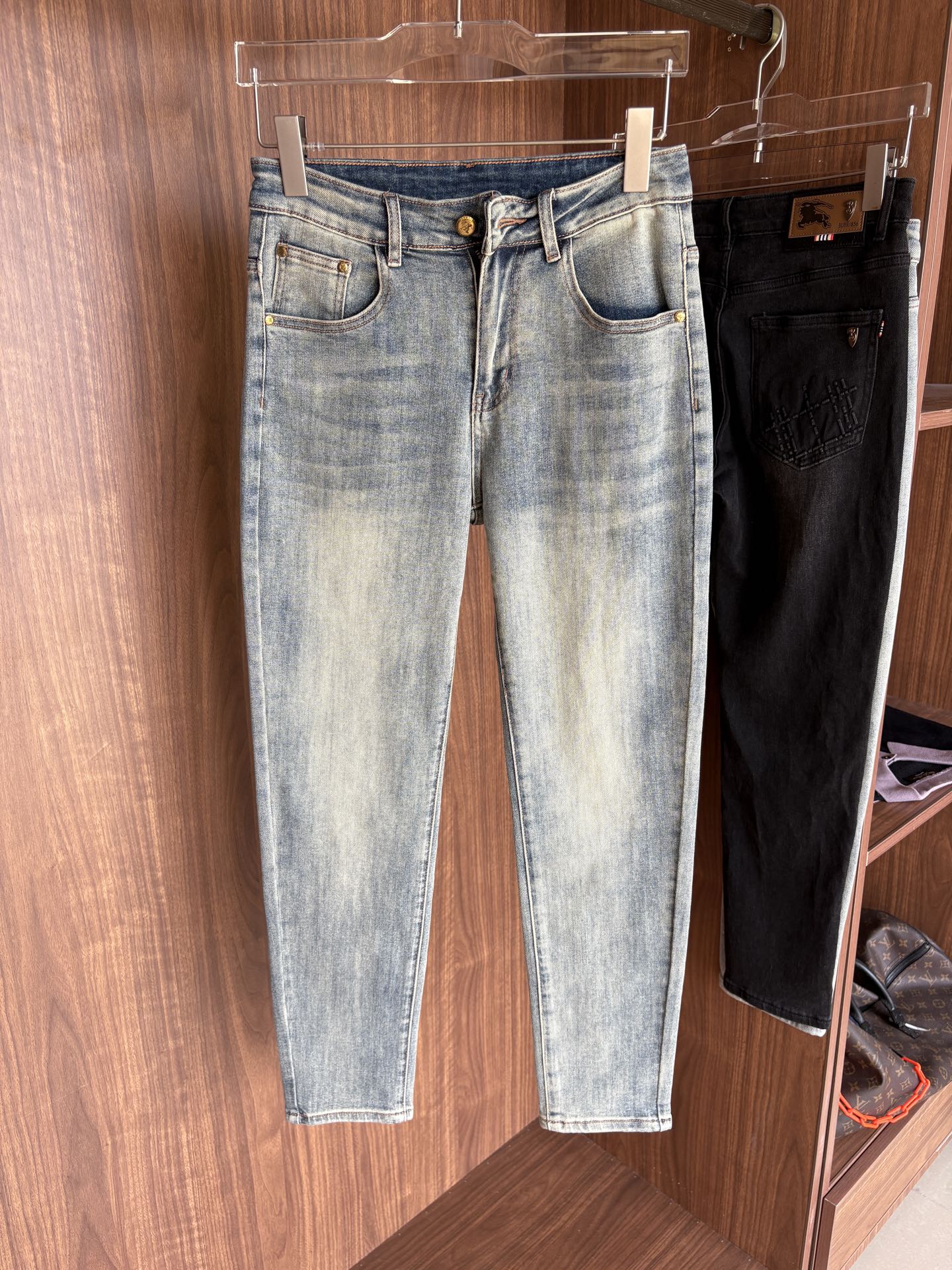 超级有范儿的一款牛仔裤，定制原版水洗牛仔面料，独特设计，顶级刺绣工艺字母图案logo，原版五金辅料装饰，