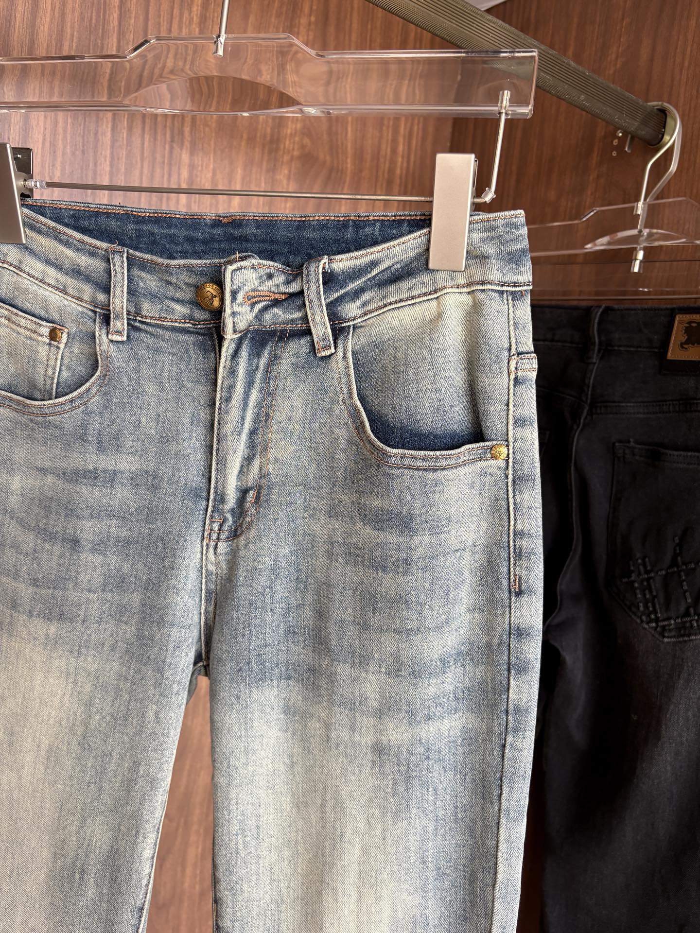 超级有范儿的一款牛仔裤，定制原版水洗牛仔面料，独特设计，顶级刺绣工艺字母图案logo，原版五金辅料装饰，