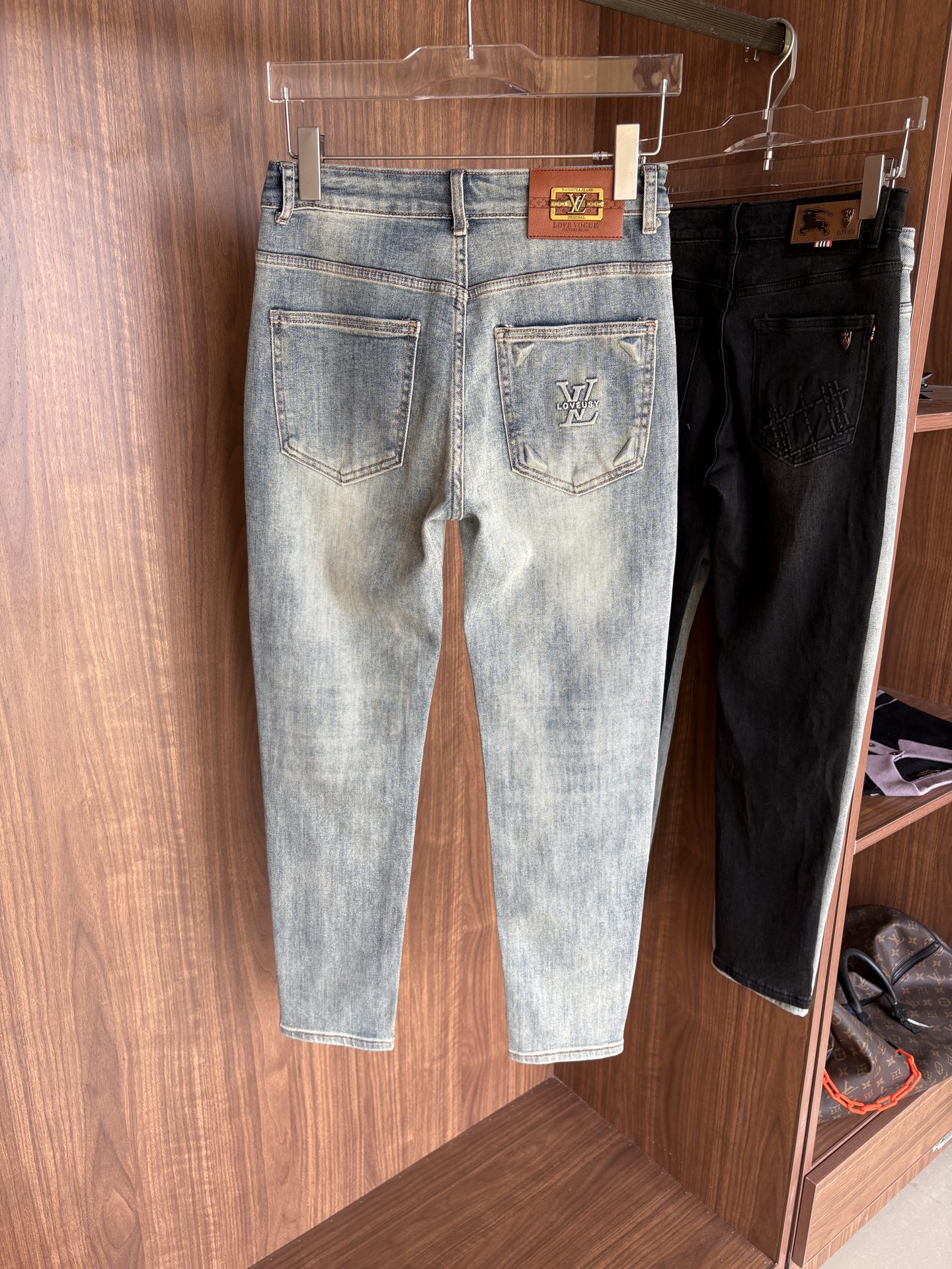 超级有范儿的一款牛仔裤，定制原版水洗牛仔面料，独特设计，顶级刺绣工艺字母图案logo，原版五金辅料装饰，