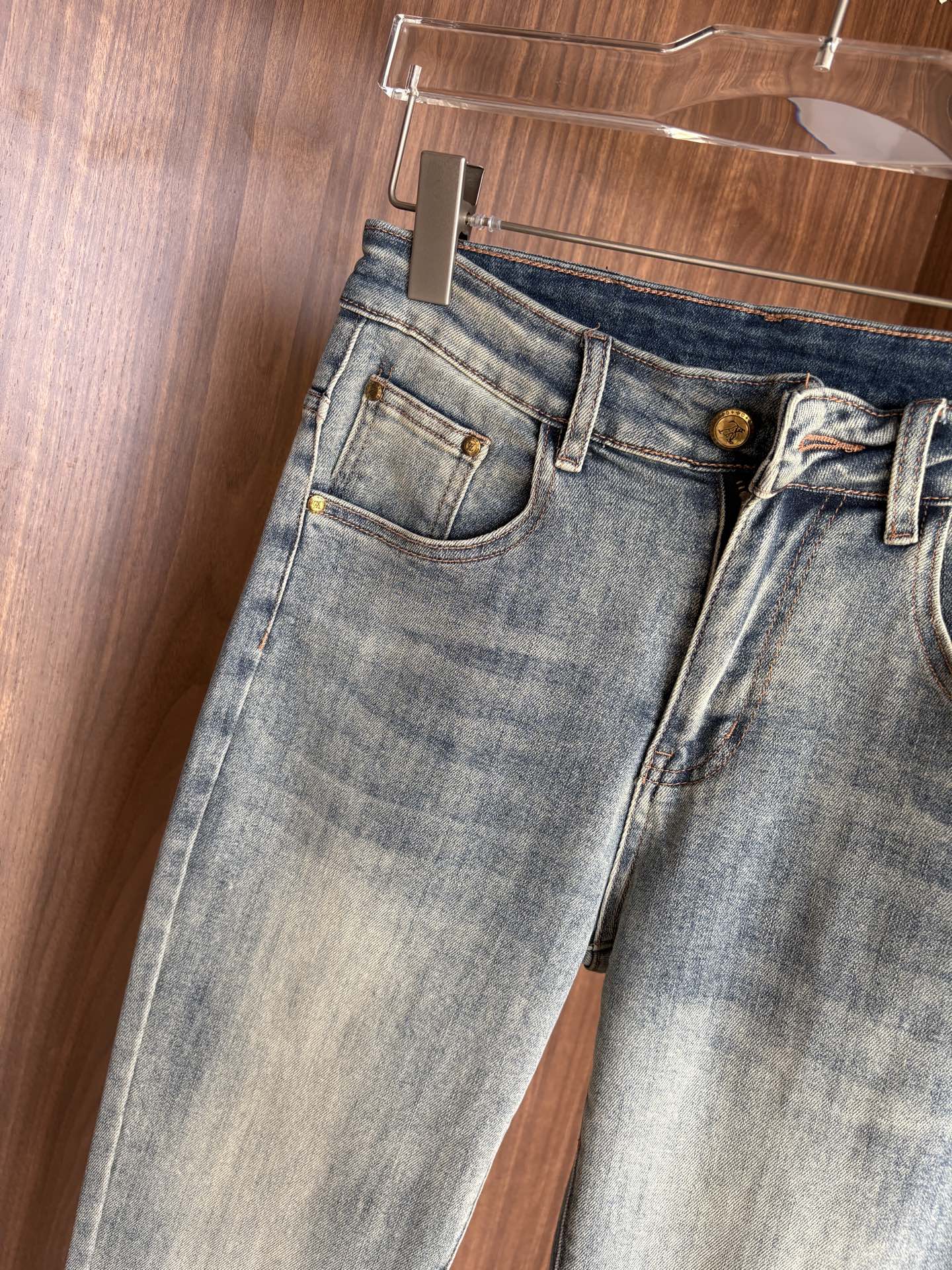 超级有范儿的一款牛仔裤，定制原版水洗牛仔面料，独特设计，顶级刺绣工艺字母图案logo，原版五金辅料装饰，