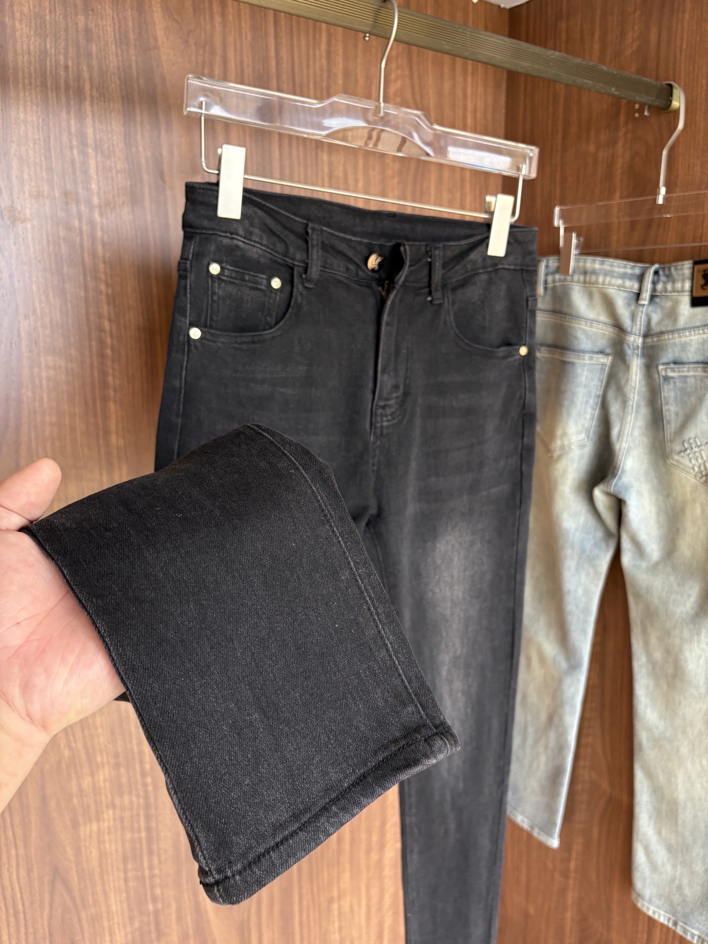 超级有范儿的一款牛仔裤，定制原版水洗牛仔面料，独特设计，顶级刺绣工艺字母图案logo，原版五金辅料装饰，