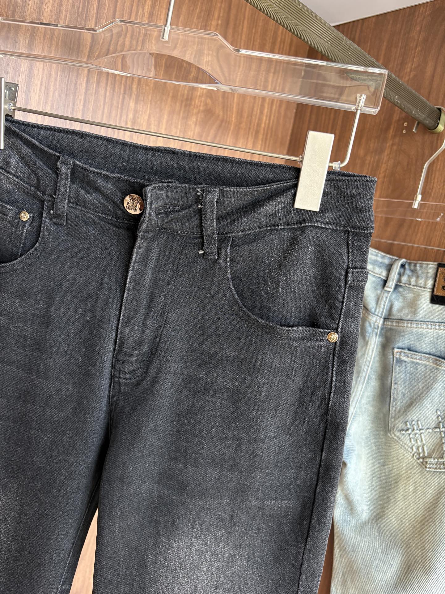 超级有范儿的一款牛仔裤，定制原版水洗牛仔面料，独特设计，顶级刺绣工艺字母图案logo，原版五金辅料装饰，