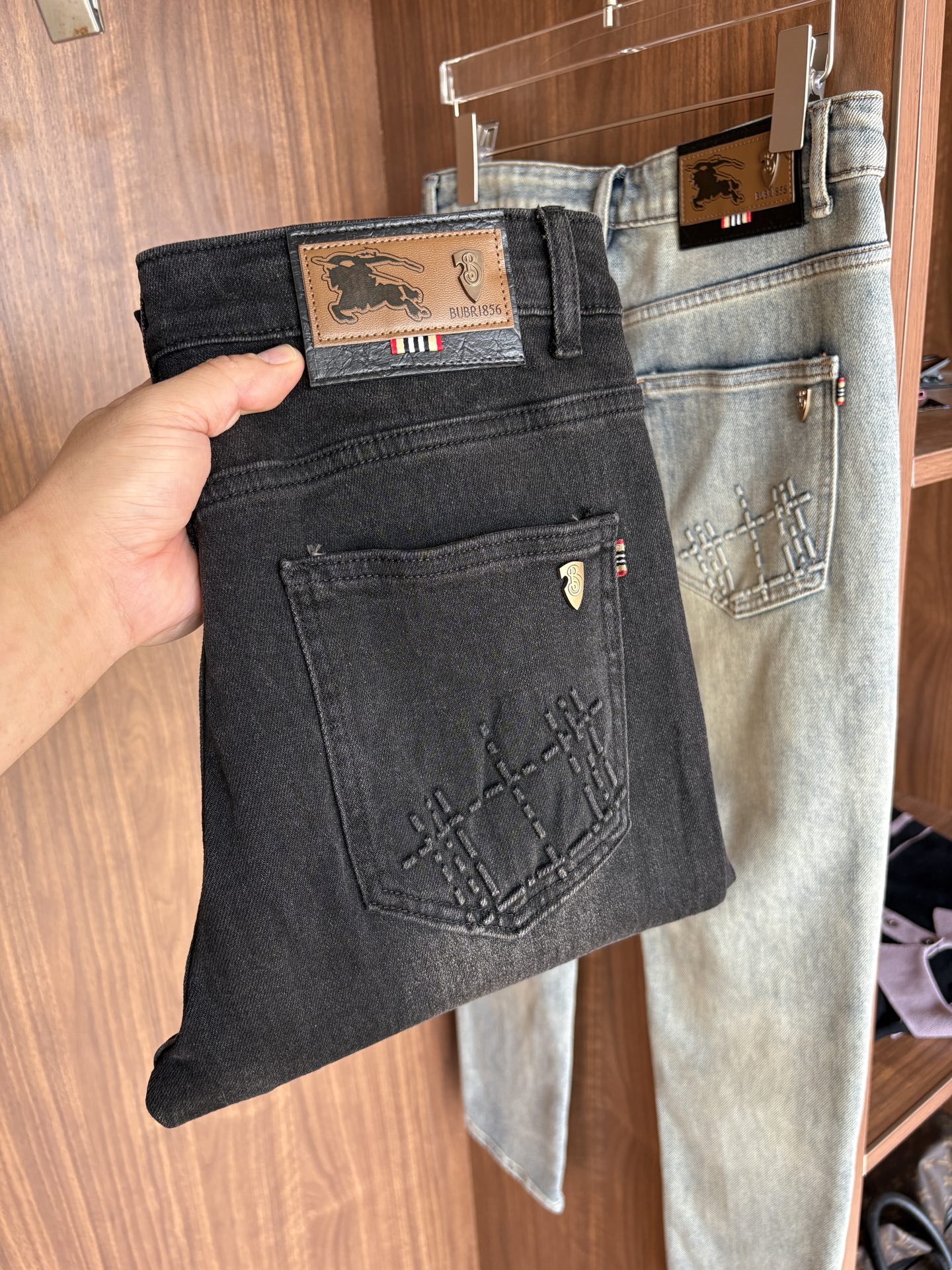 超级有范儿的一款牛仔裤，定制原版水洗牛仔面料，独特设计，顶级刺绣工艺字母图案logo，原版五金辅料装饰，