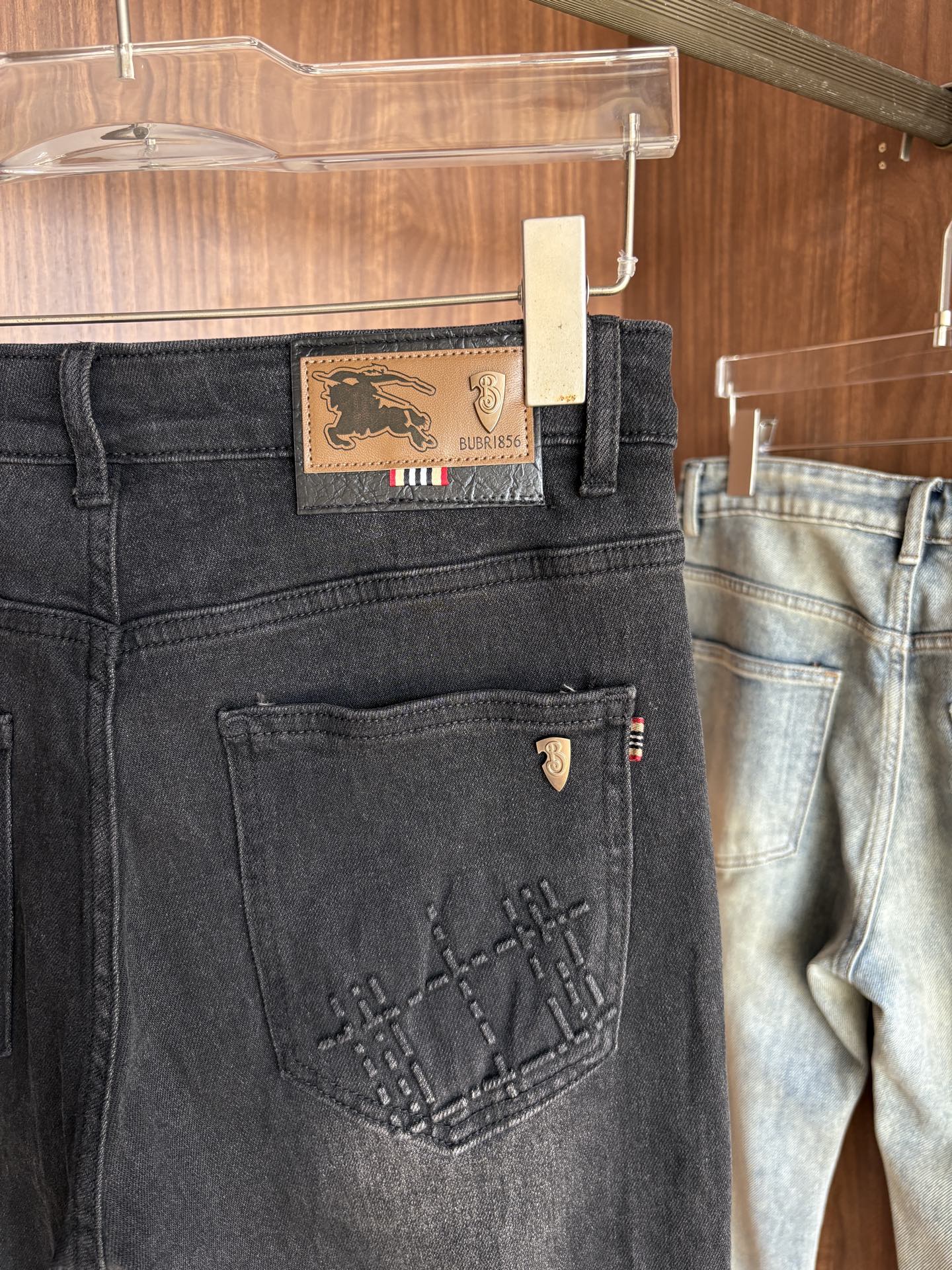 超级有范儿的一款牛仔裤，定制原版水洗牛仔面料，独特设计，顶级刺绣工艺字母图案logo，原版五金辅料装饰，