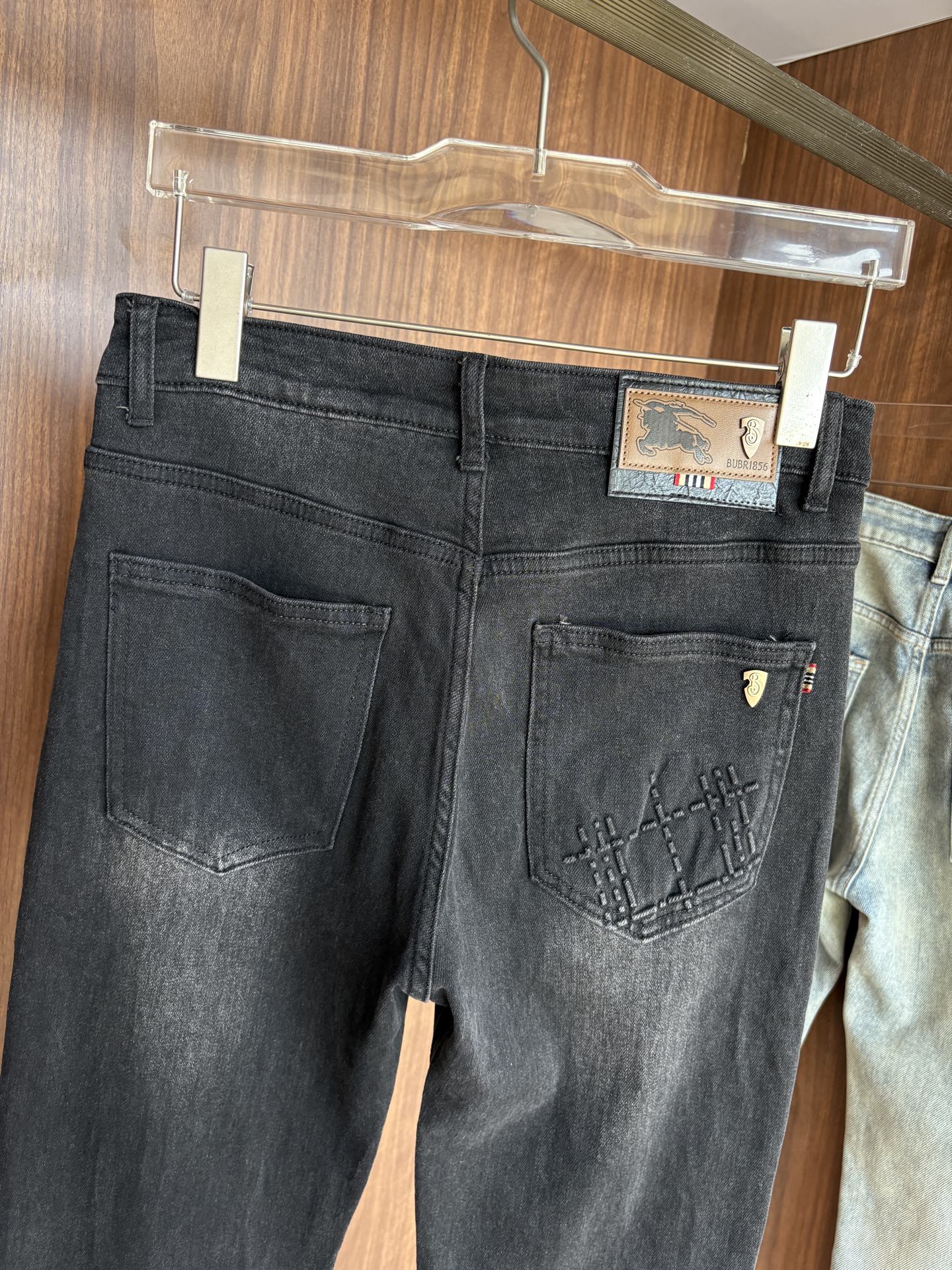 超级有范儿的一款牛仔裤，定制原版水洗牛仔面料，独特设计，顶级刺绣工艺字母图案logo，原版五金辅料装饰，