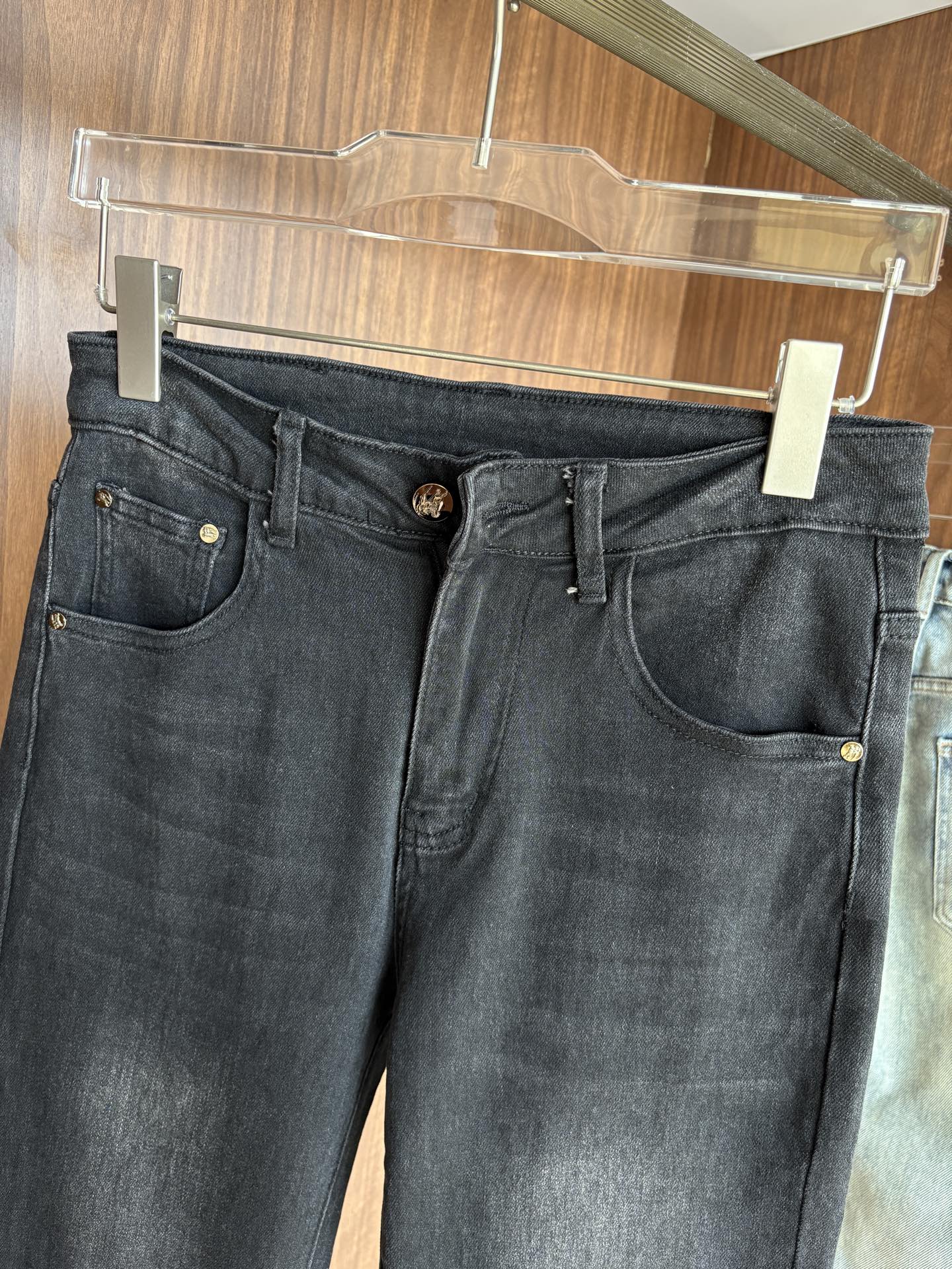 超级有范儿的一款牛仔裤，定制原版水洗牛仔面料，独特设计，顶级刺绣工艺字母图案logo，原版五金辅料装饰，