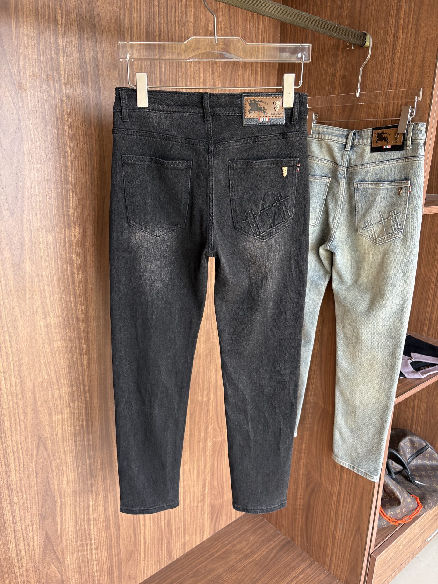 超级有范儿的一款牛仔裤，定制原版水洗牛仔面料，独特设计，顶级刺绣工艺字母图案logo，原版五金辅料装饰，