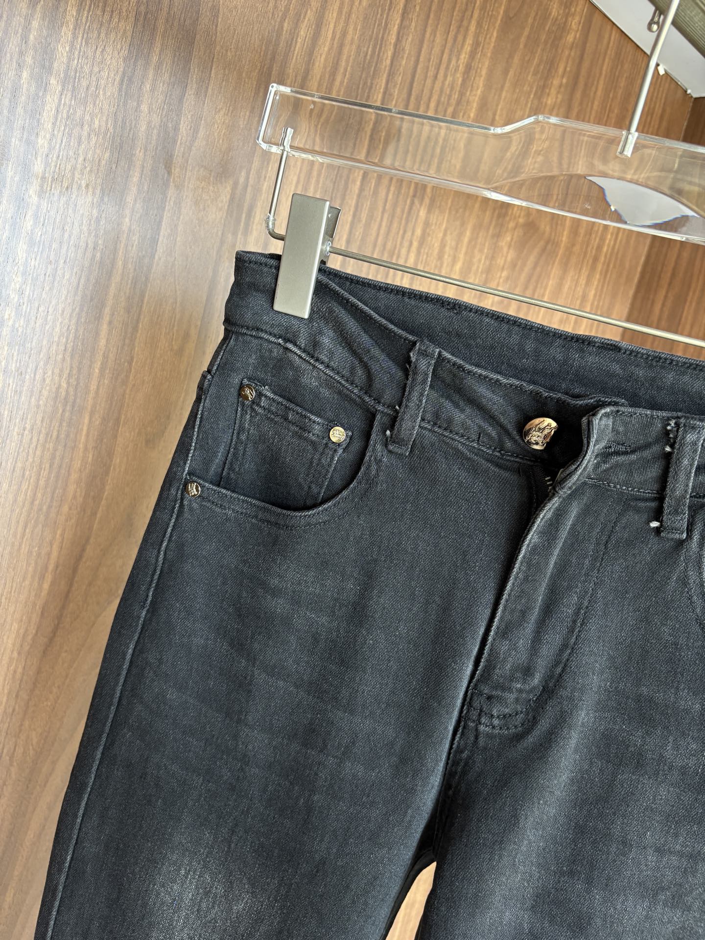 超级有范儿的一款牛仔裤，定制原版水洗牛仔面料，独特设计，顶级刺绣工艺字母图案logo，原版五金辅料装饰，