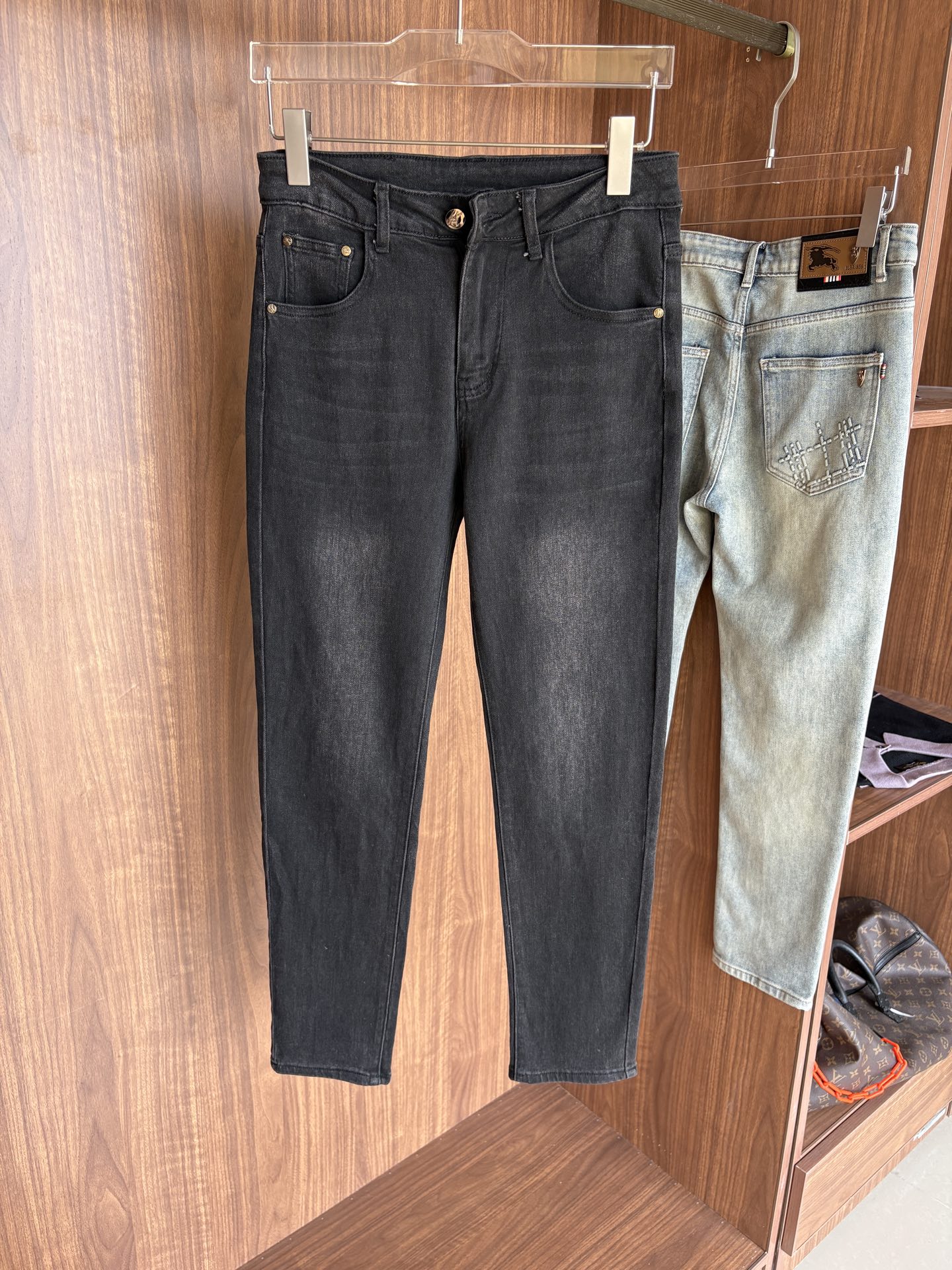 超级有范儿的一款牛仔裤，定制原版水洗牛仔面料，独特设计，顶级刺绣工艺字母图案logo，原版五金辅料装饰，