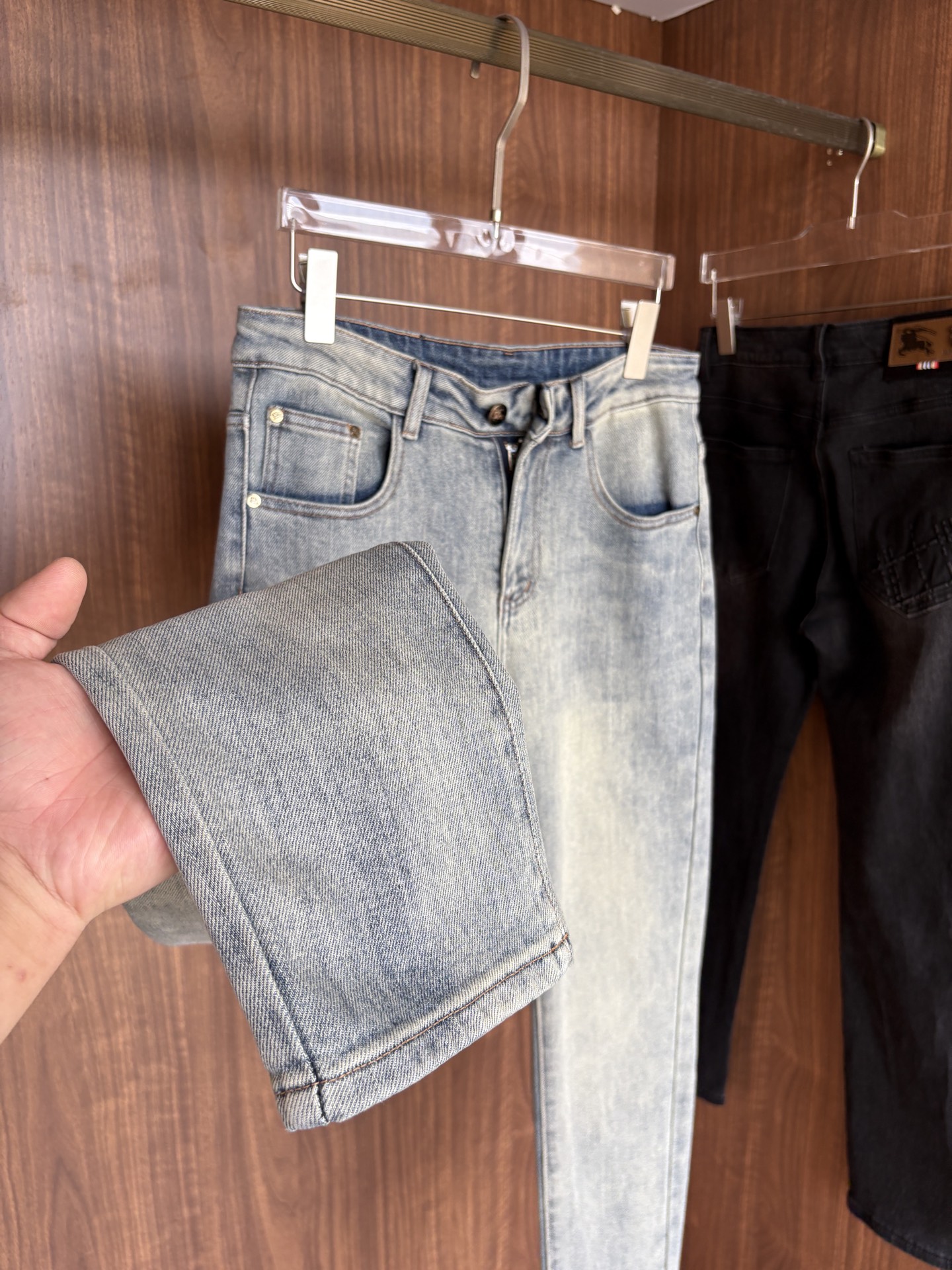 超级有范儿的一款牛仔裤，定制原版水洗牛仔面料，独特设计，顶级刺绣工艺字母图案logo，原版五金辅料装饰，